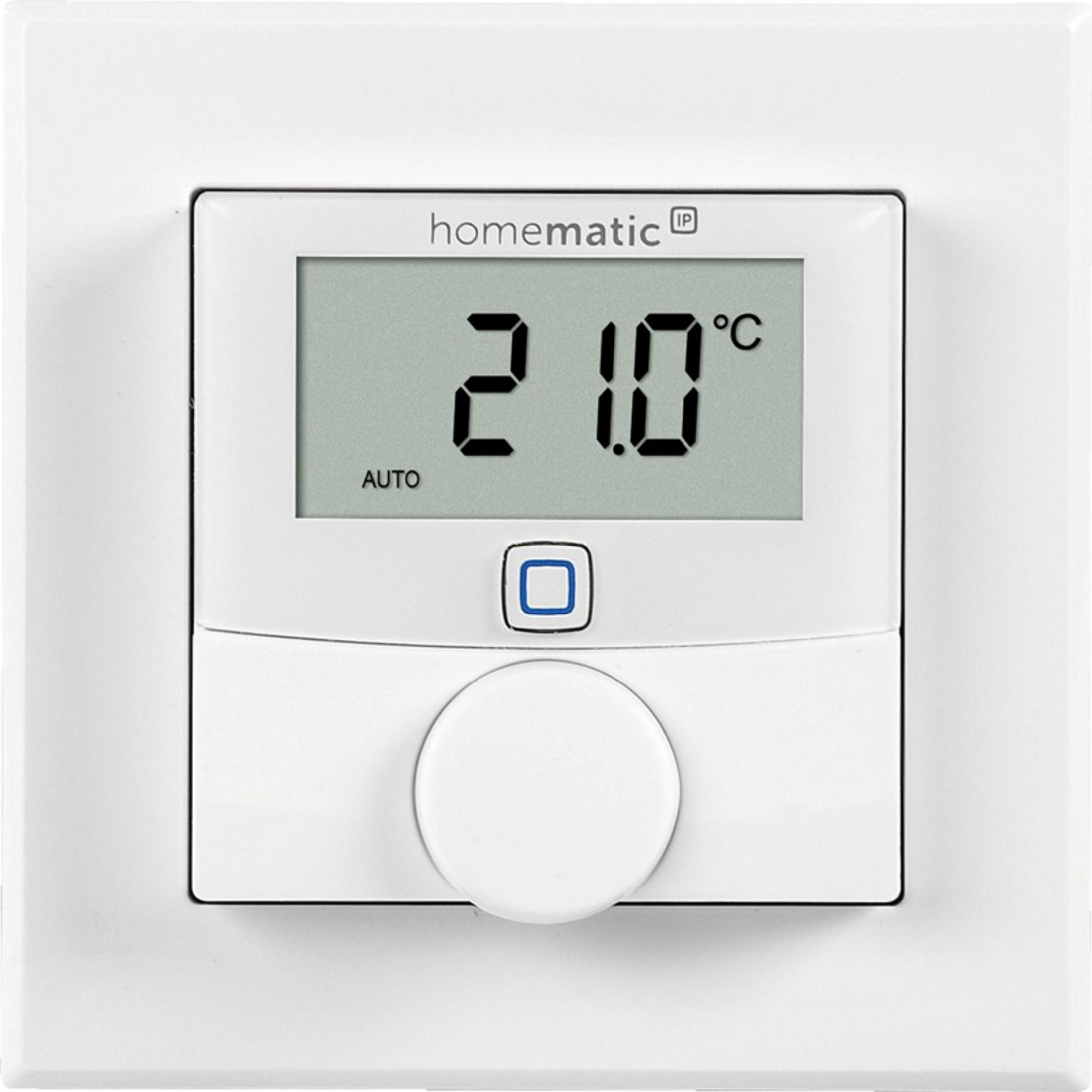 Ein weißer digitaler Thermostat mit einer Anzeige von 21 Grad Celsius.