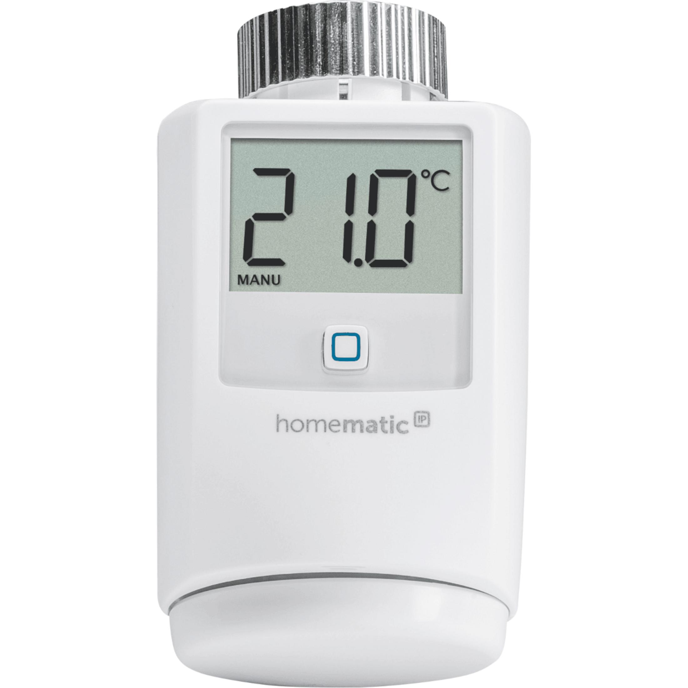 Ein weißer Thermostat mit silbernem Drehknopf und LCD-Display, das 21,0°C anzeigt.