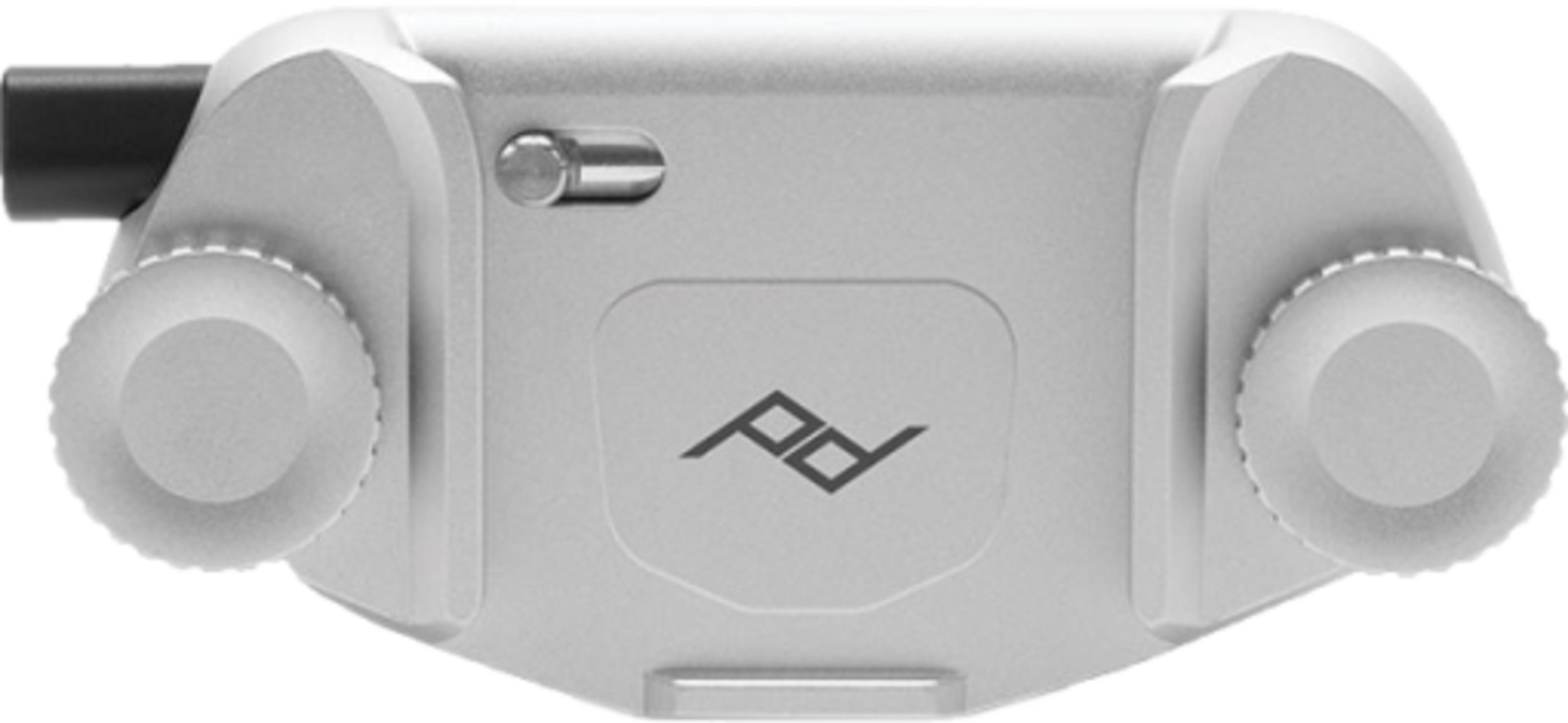 Srebrny uchwyt do aparatu z dwoma pokrętłami i logo PD.