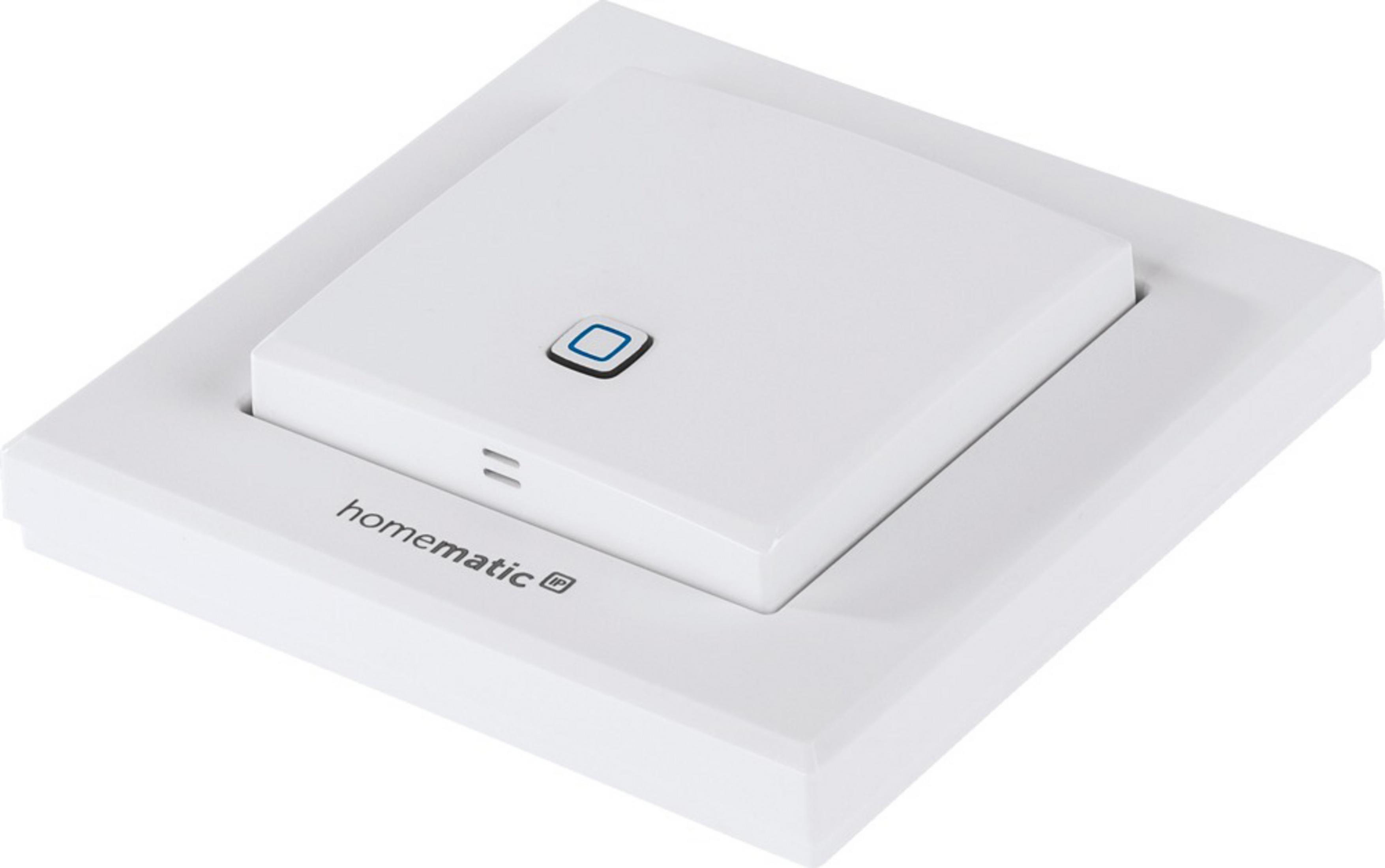 Ein weißer Homematic IP Wandsender mit einem blauen Knopf und zwei kleinen Linien.