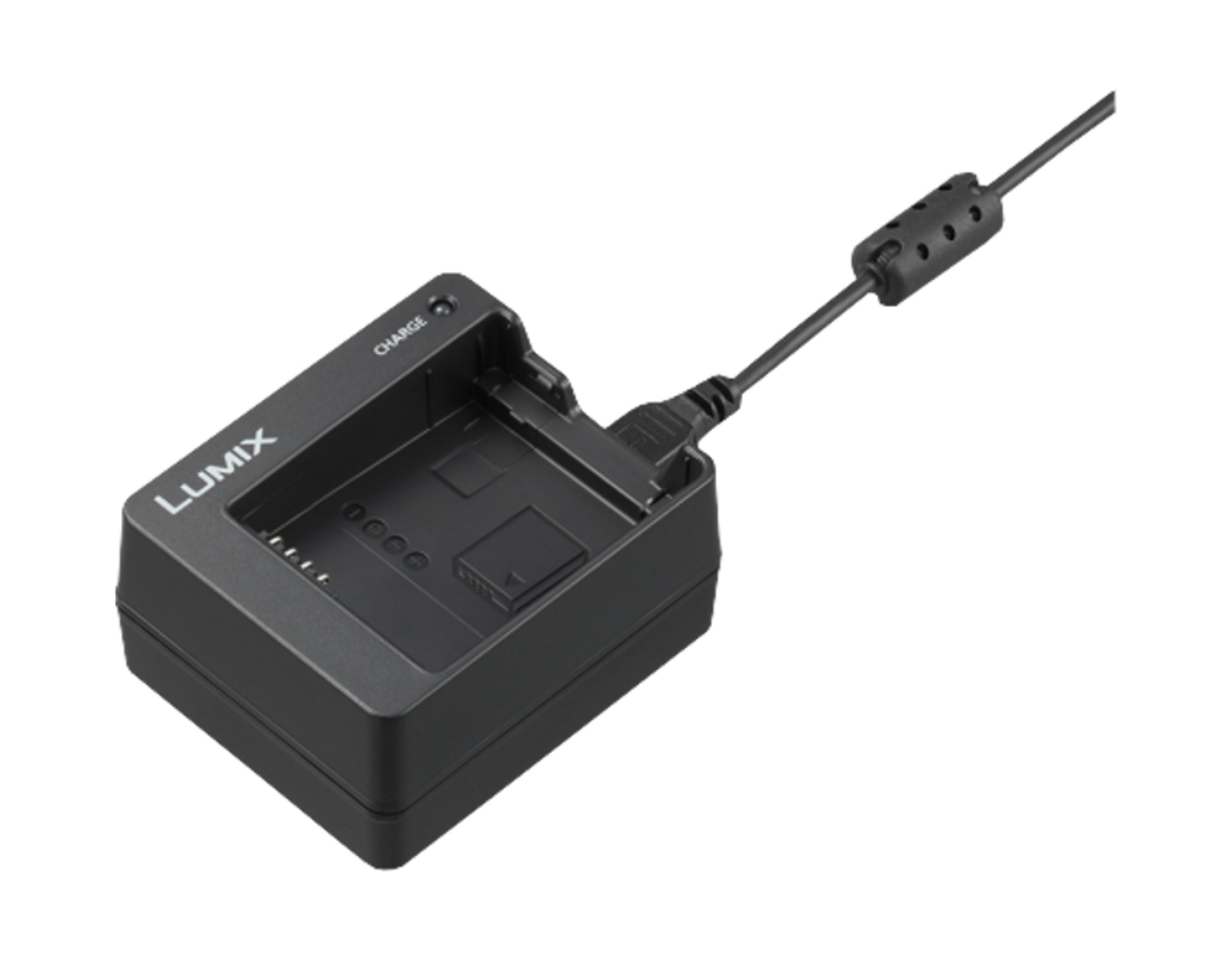 Schwarzes Lumix Ladegerät mit Kabel auf weißem Hintergrund.