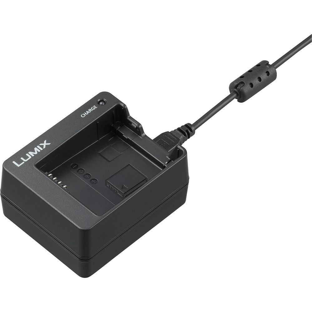 Schwarzes Lumix Ladegerät mit Kabel.