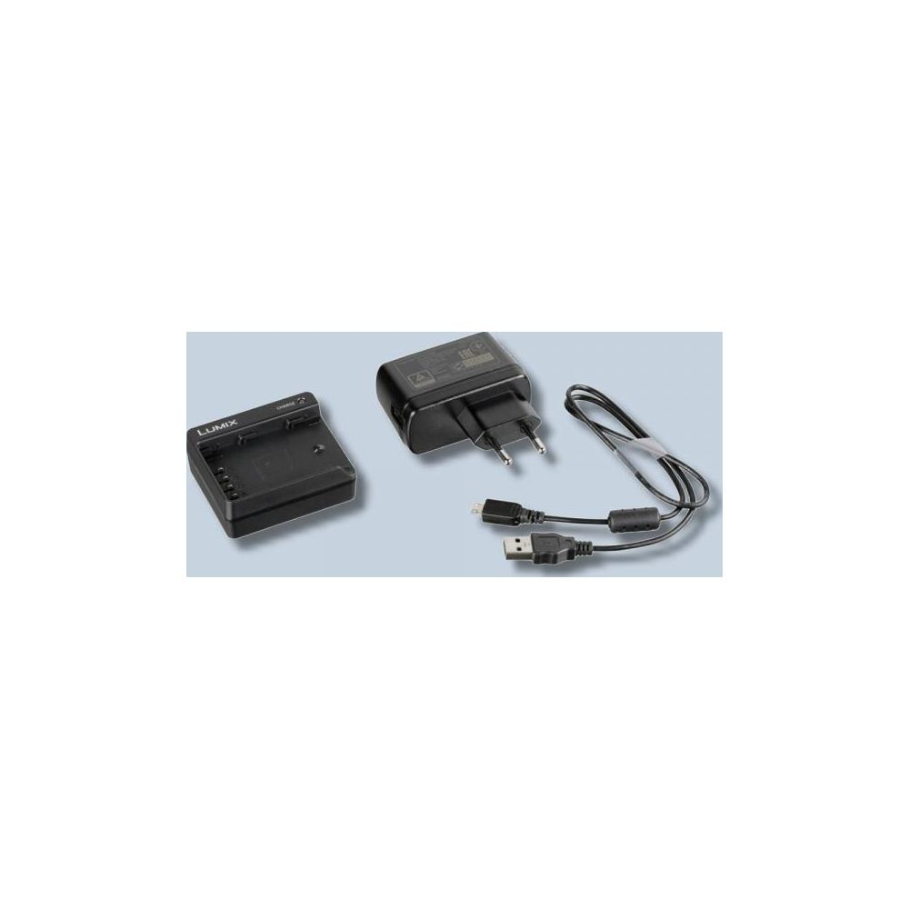 Ein schwarzes Lumix Ladegerät und ein Netzteil mit USB-Kabel auf grauem Hintergrund.