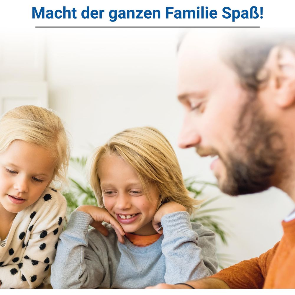 Vater und zwei Kinder blicken nach unten und lächeln.