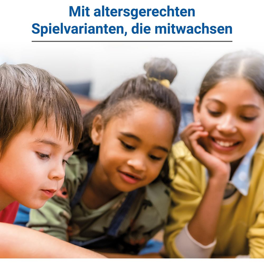 Drei Kinder schauen gemeinsam nach unten und lächeln. Ein Junge links, zwei Mädchen in der Mitte und rechts.