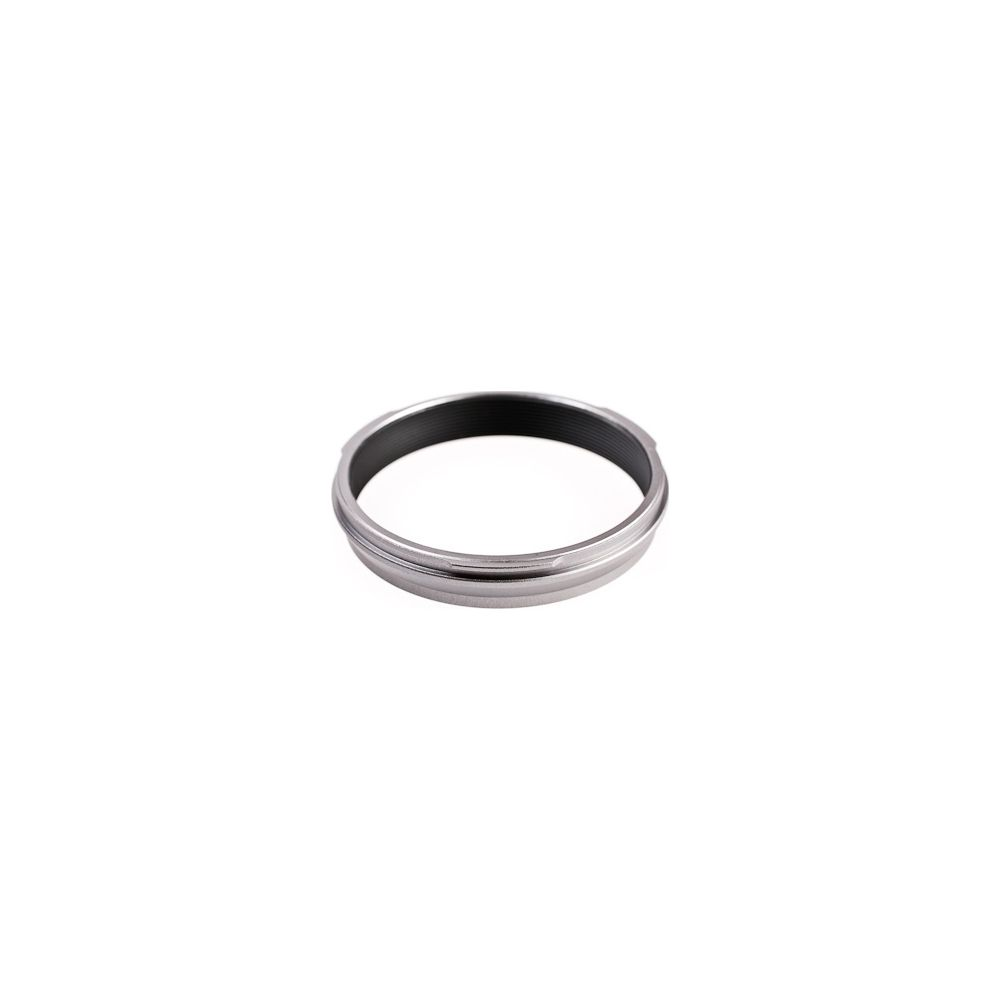 Ein silberner Ring mit Rillen auf weißem Hintergrund.