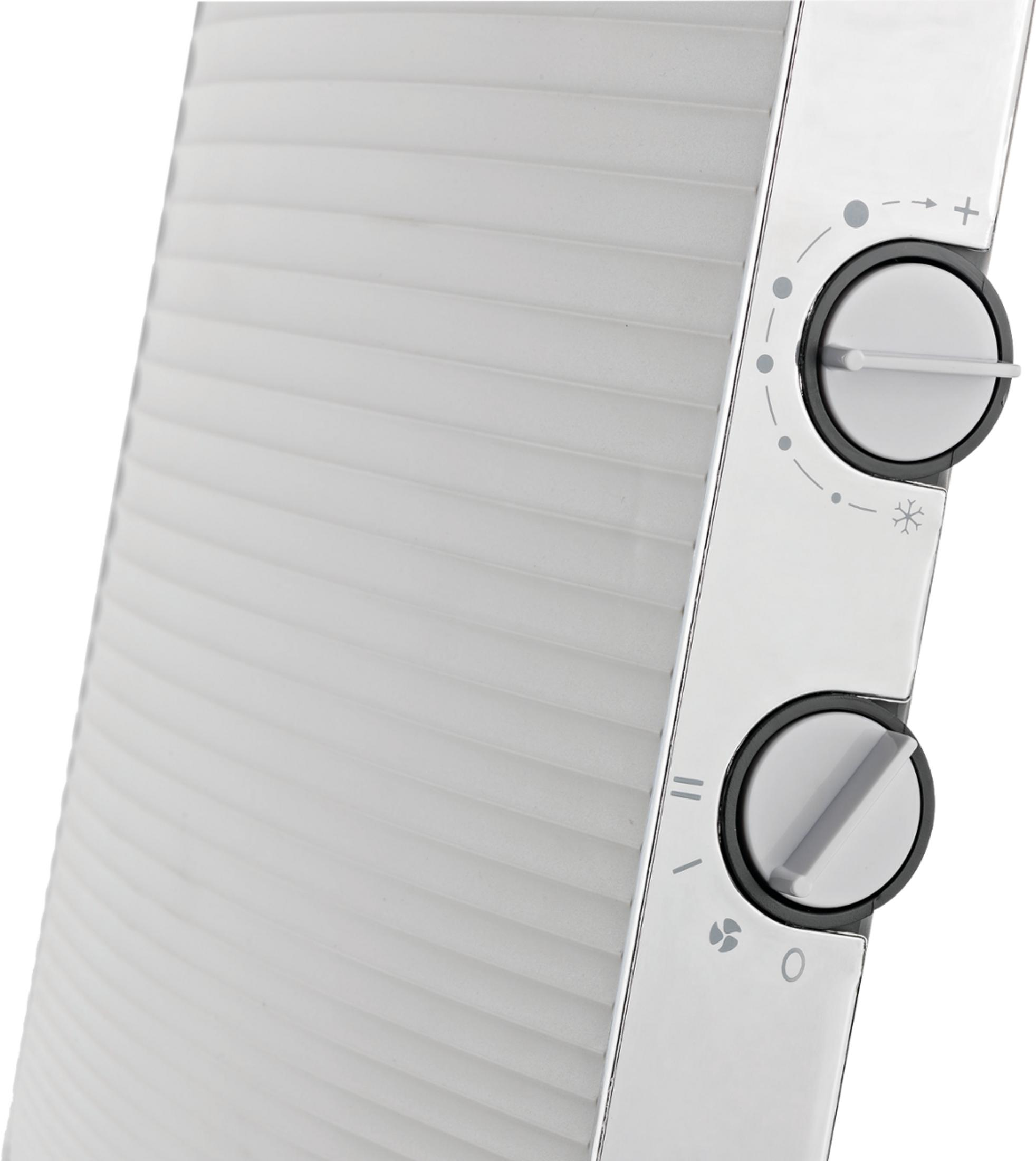 Gros plan d'un radiateur soufflant blanc avec commandes et surface côtelée.