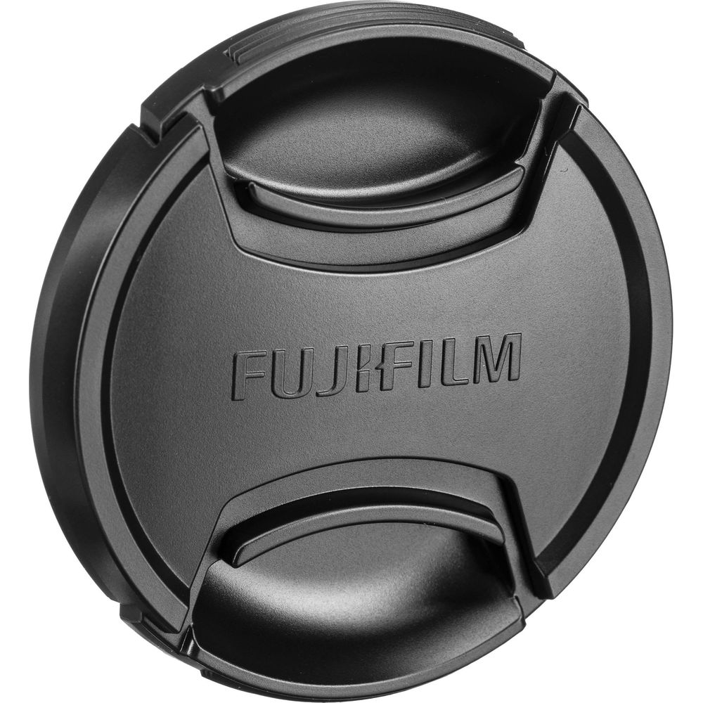 Schwarzer FUJIFILM Objektivdeckel mit geprägtem Logo und Rillen.
