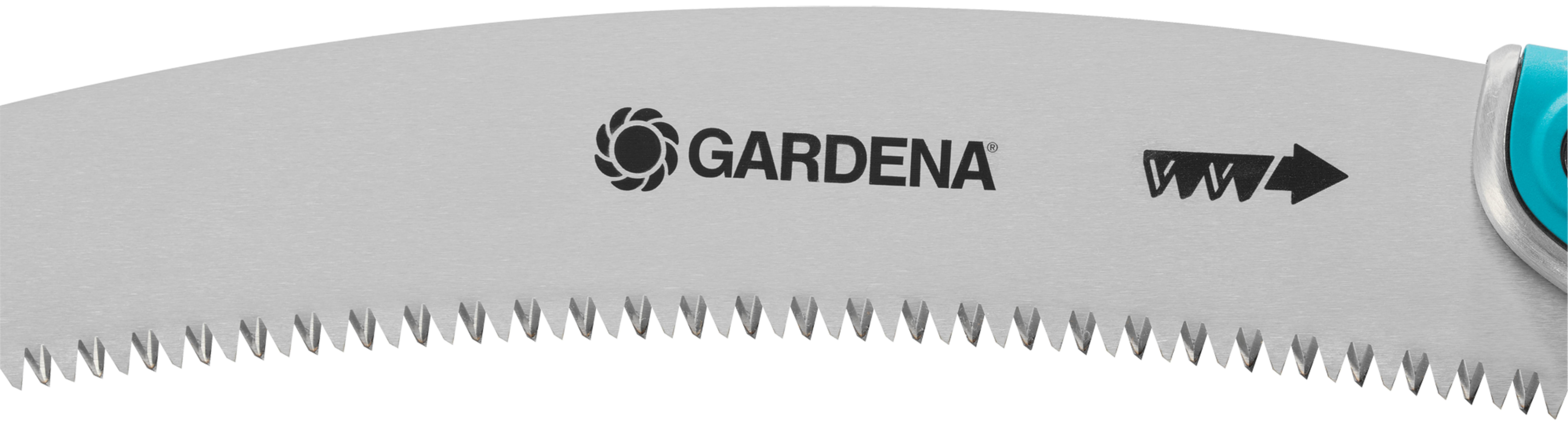 Zbliżenie brzeszczotu piły z logo Gardena i ostrymi zębami.