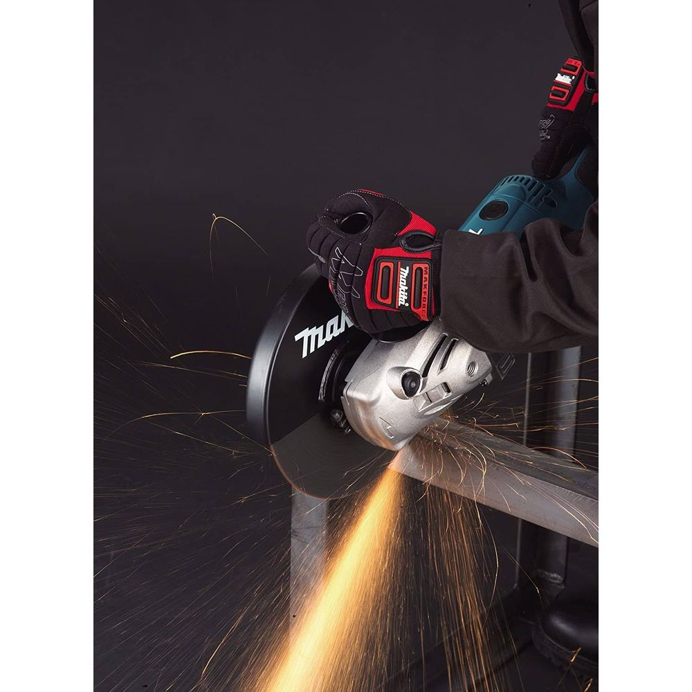 Persona con guanti protettivi usa smerigliatrice angolare per tagliare metallo, creando scintille.