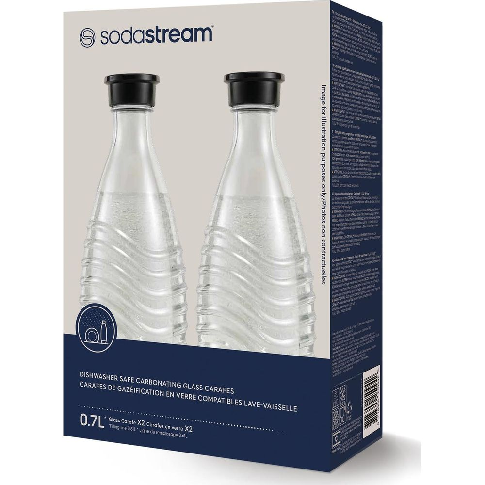 Dwie przezroczyste szklane karafki Sodastream z czarnymi nakrętkami na szarym tle.