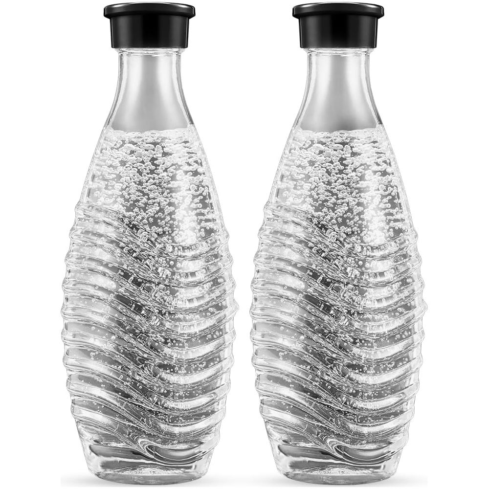 Dwie przezroczyste butelki z wodą gazowaną i czarnymi nakrętkami.
