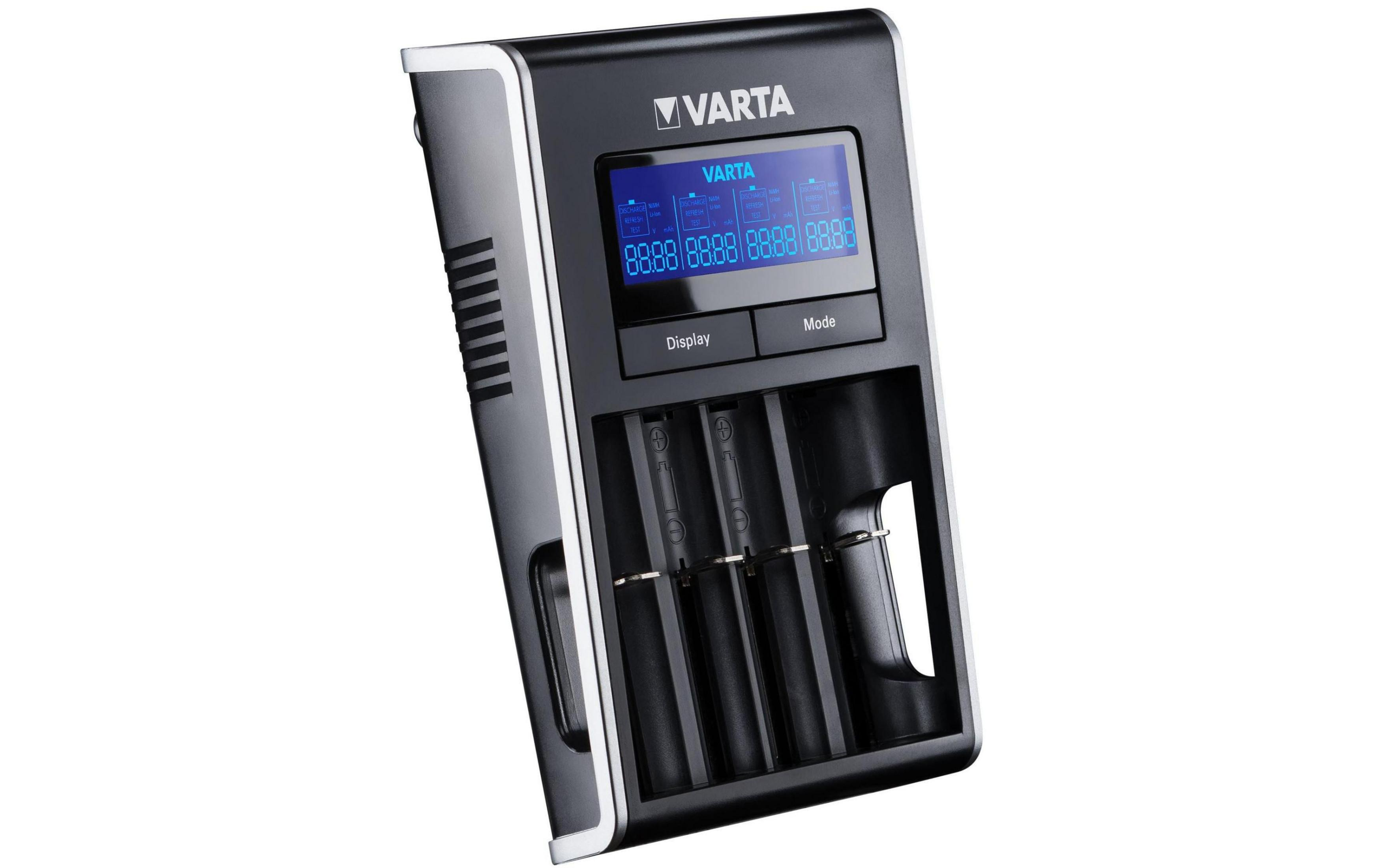 Un cargador de baterías Varta negro con pantalla LCD azul y ranuras de carga.