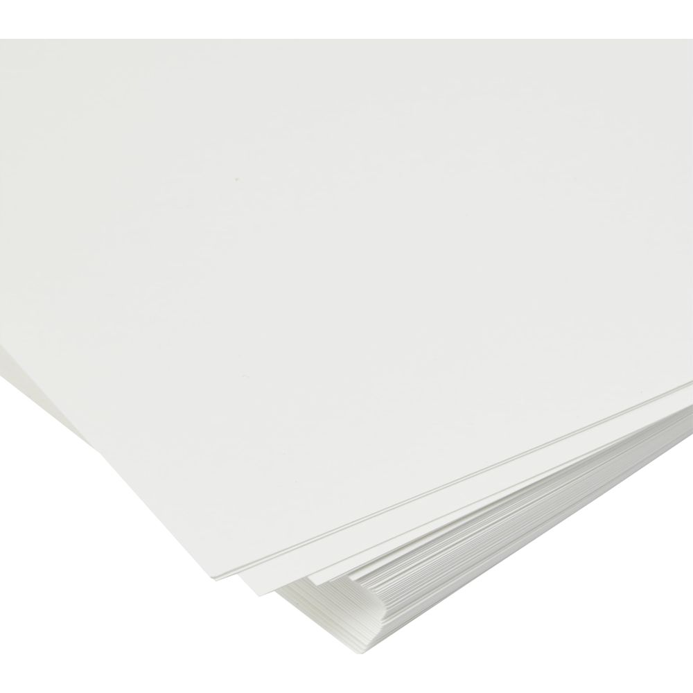 Stos czystego białego papieru na białym tle, pokazujący krawędź kartek.