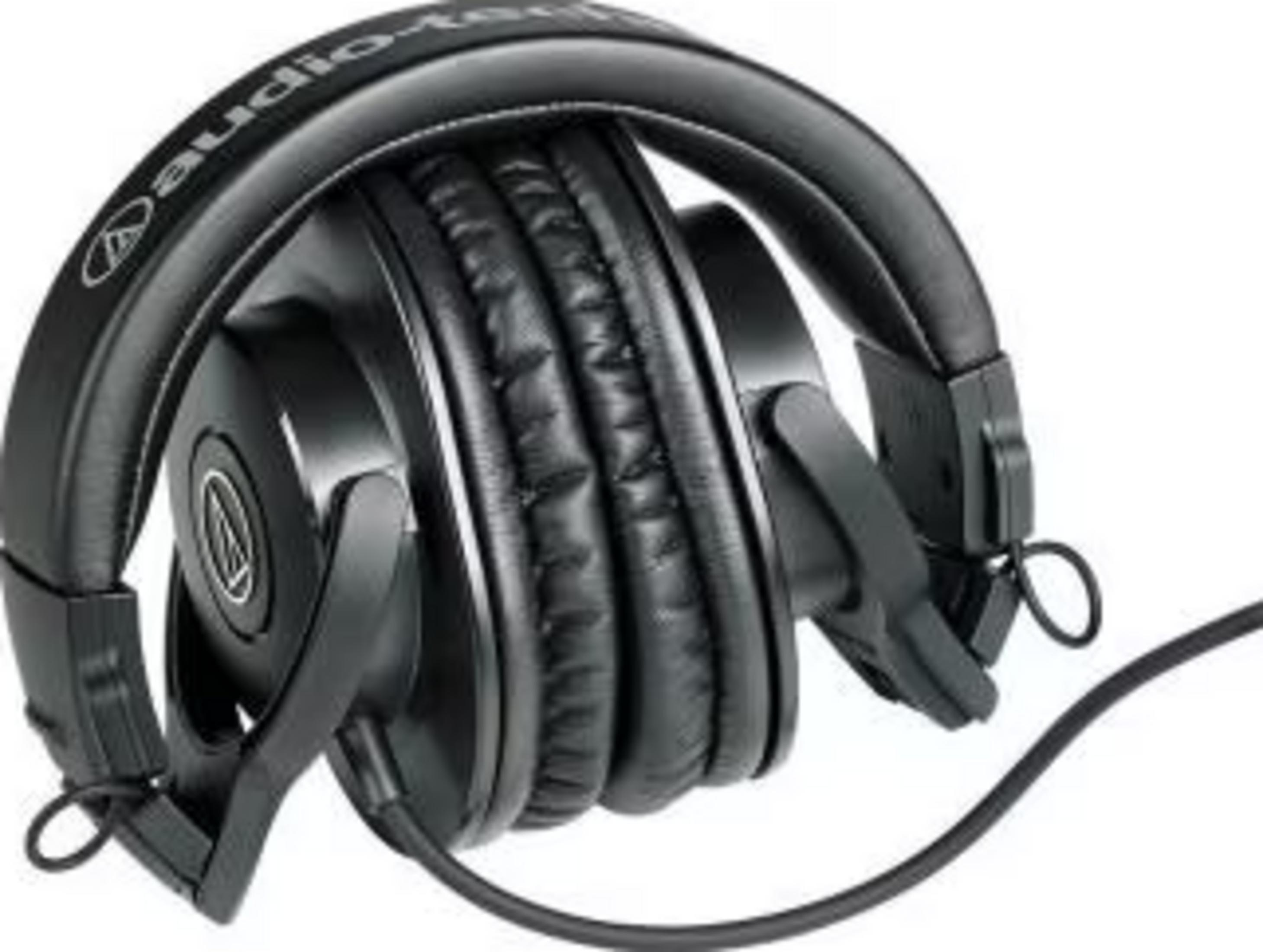 Schwarze Over-Ear-Kopfhörer mit gepolstertem Bügel und Ohrpolstern, weißer Schriftzug.