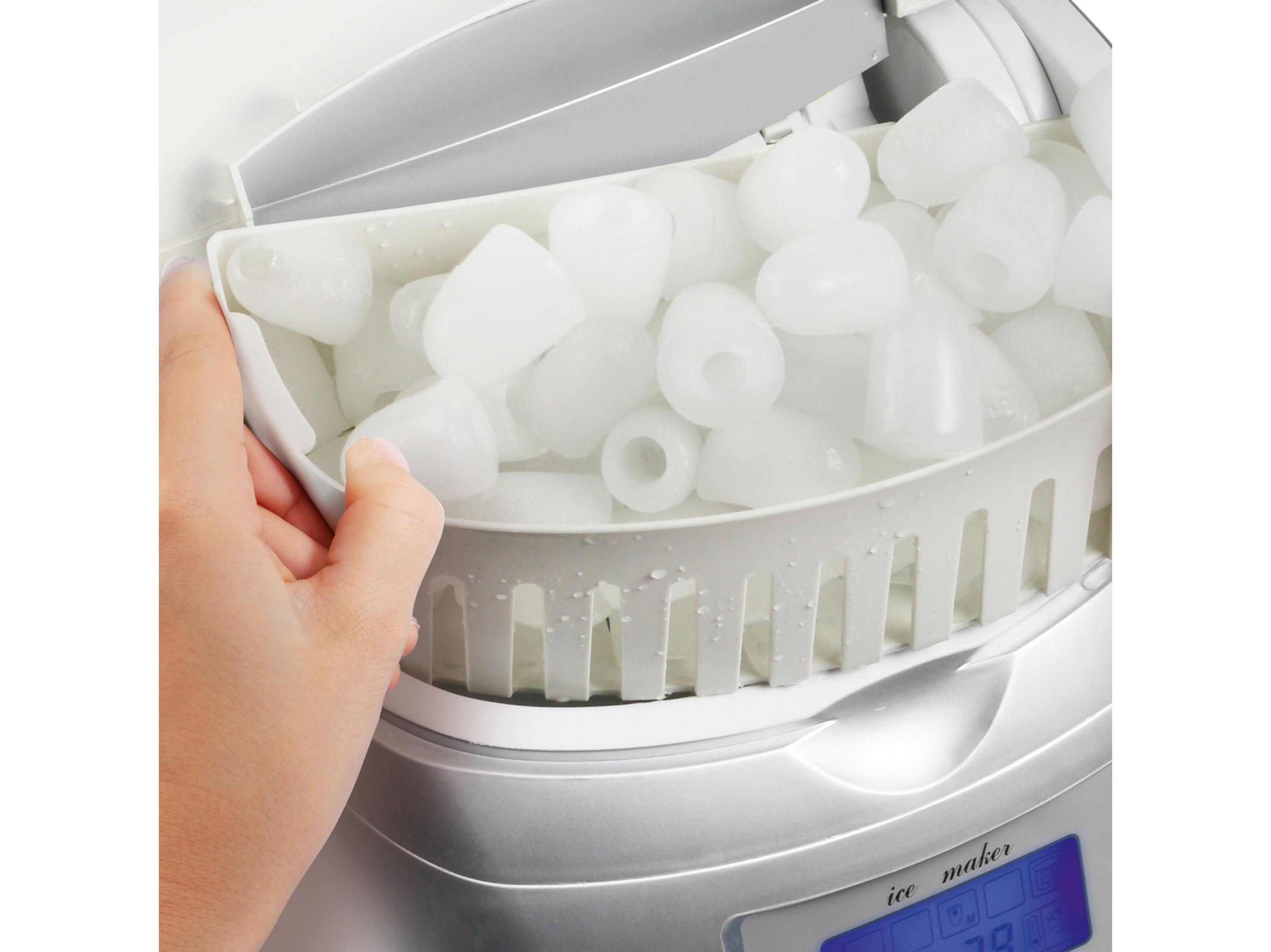 Eine Hand greift nach einem Eisbehälter voller Eiswürfel in einer Eismaschine.