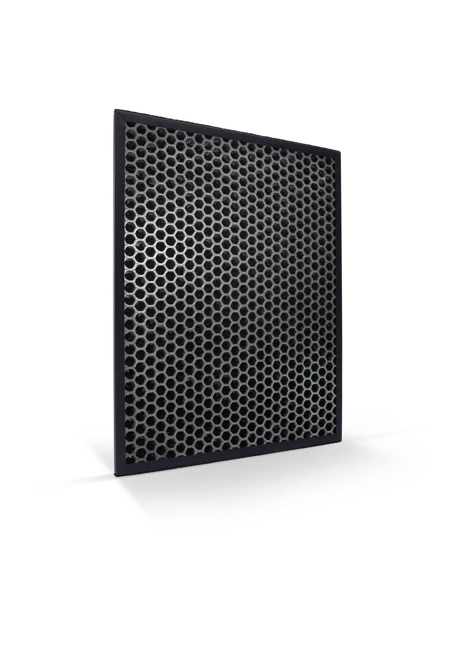 Un filtro de carbón activado negro con estructura de panal sobre fondo blanco.