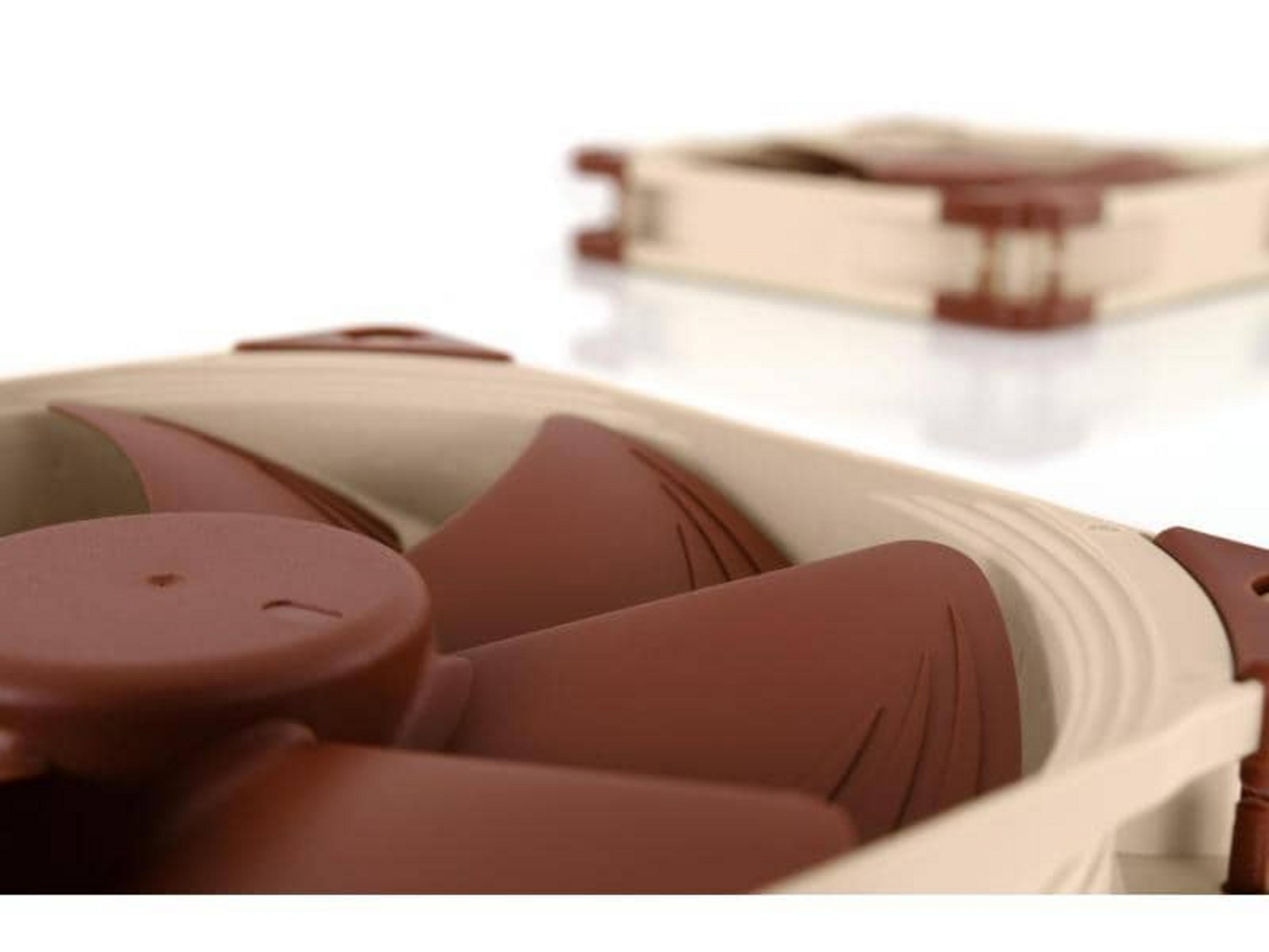 Beżowo-brązowy wentylator komputerowy, skupiony na łopatkach.