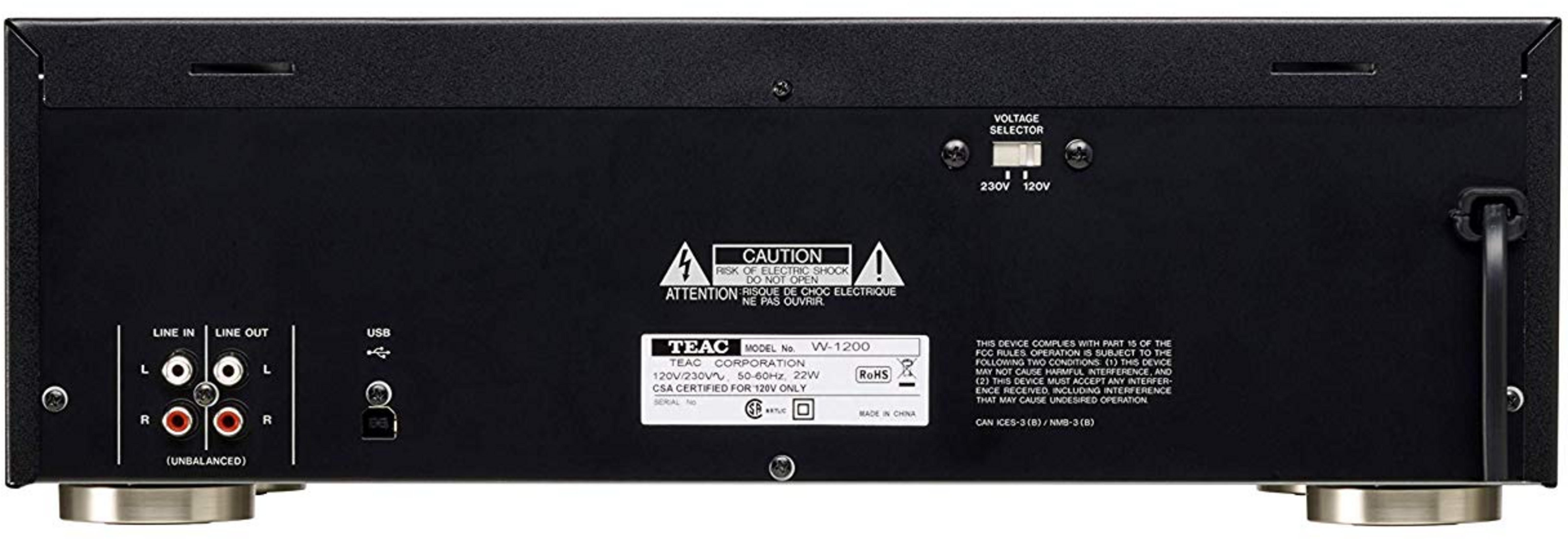 Parte trasera de un dispositivo de audio TEAC negro con puertos y etiquetas.