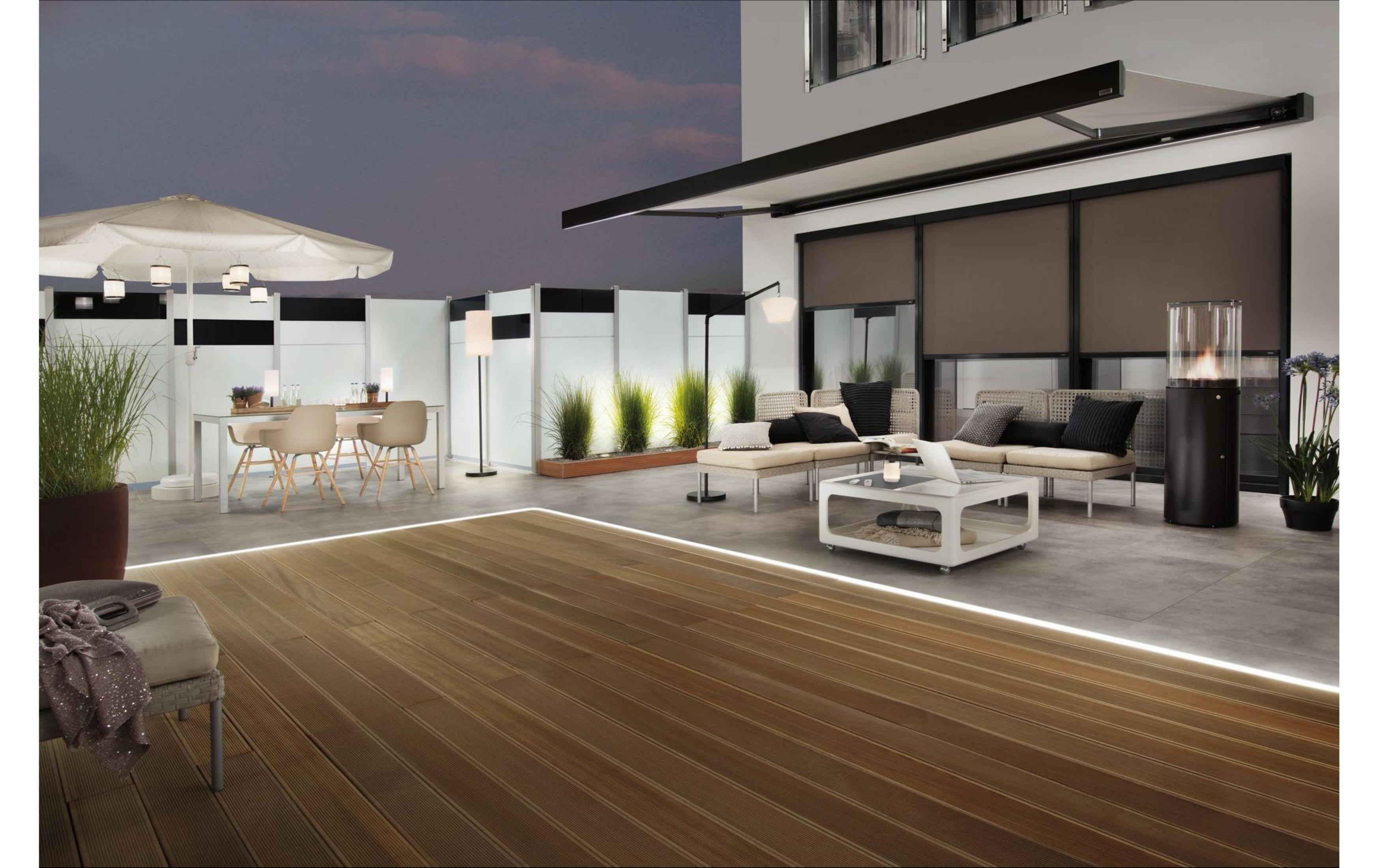 Moderne Dachterrasse mit Essbereich, Lounge und Gasheizstrahler.