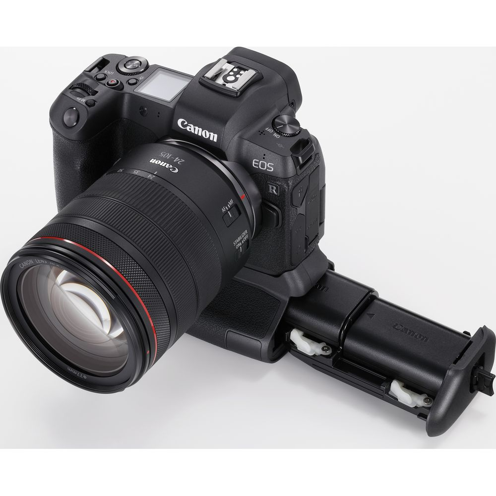 Una fotocamera Canon EOS R nera con obiettivo 24-105mm e impugnatura batteria.