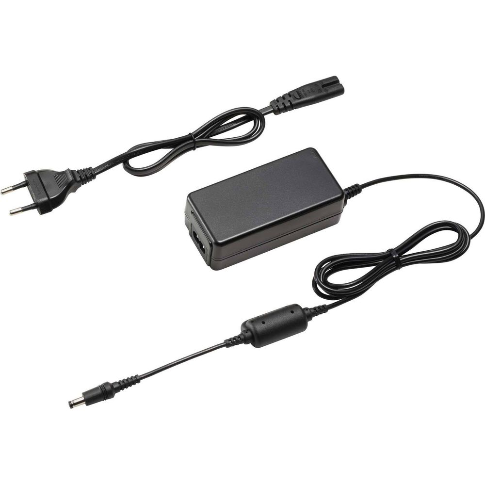 Schwarzes Netzteil mit Kabeln und Stecker.