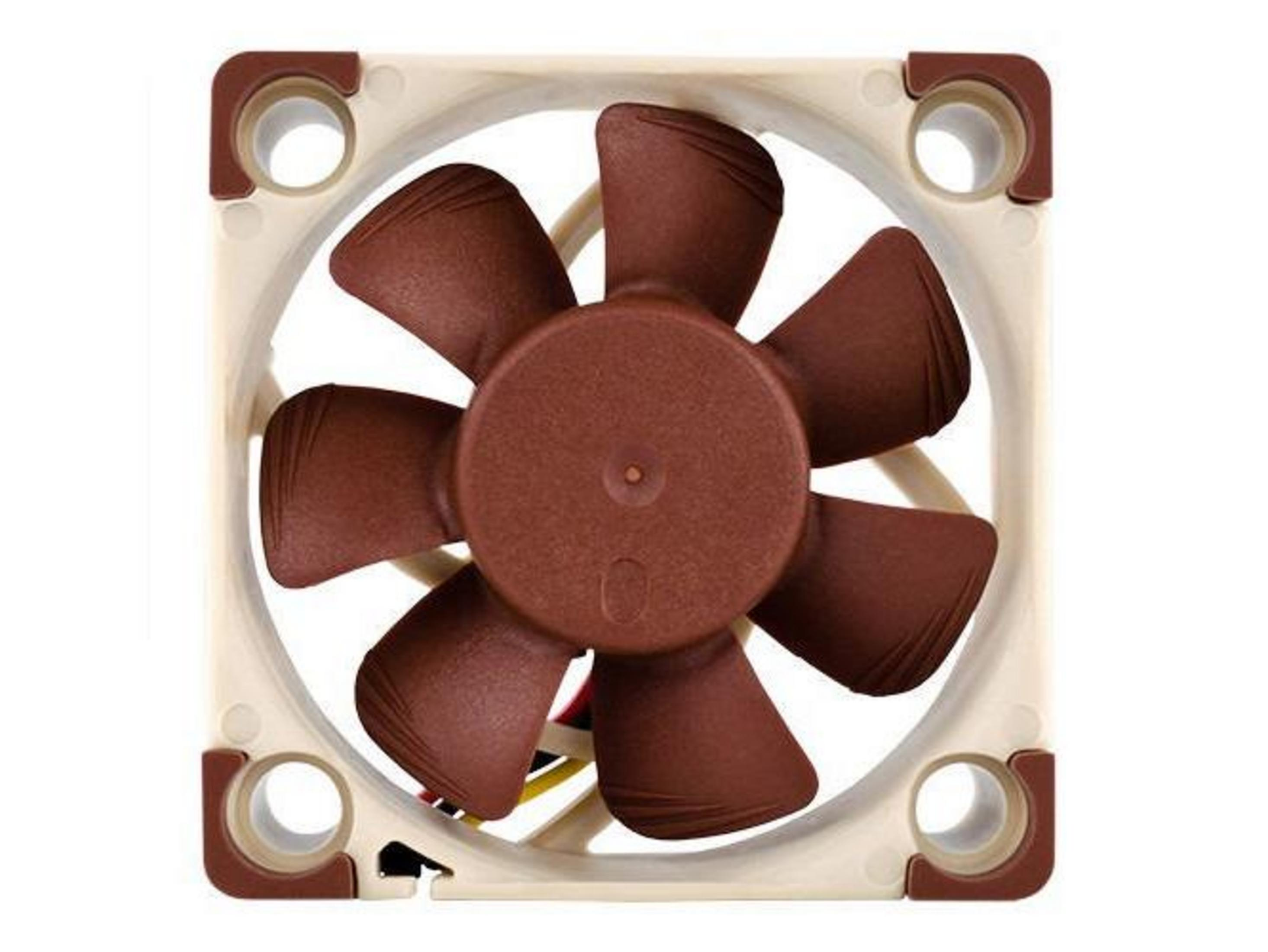 Una ventola per computer marrone con cornice beige, isolata su sfondo bianco.