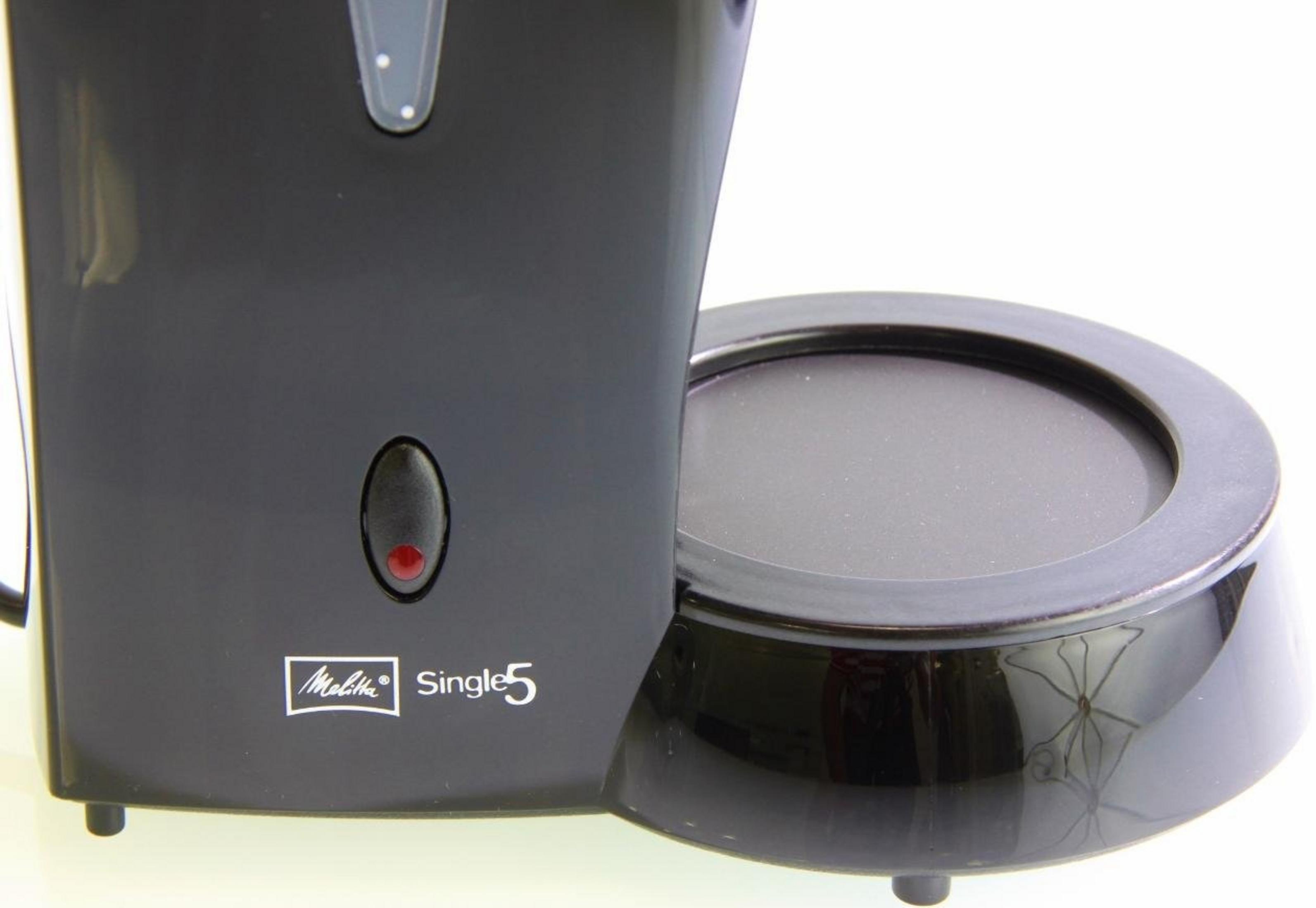 Schwarzer Melitta Single5 Kaffeemaschinen-Aufsatz mit rotem Knopf.