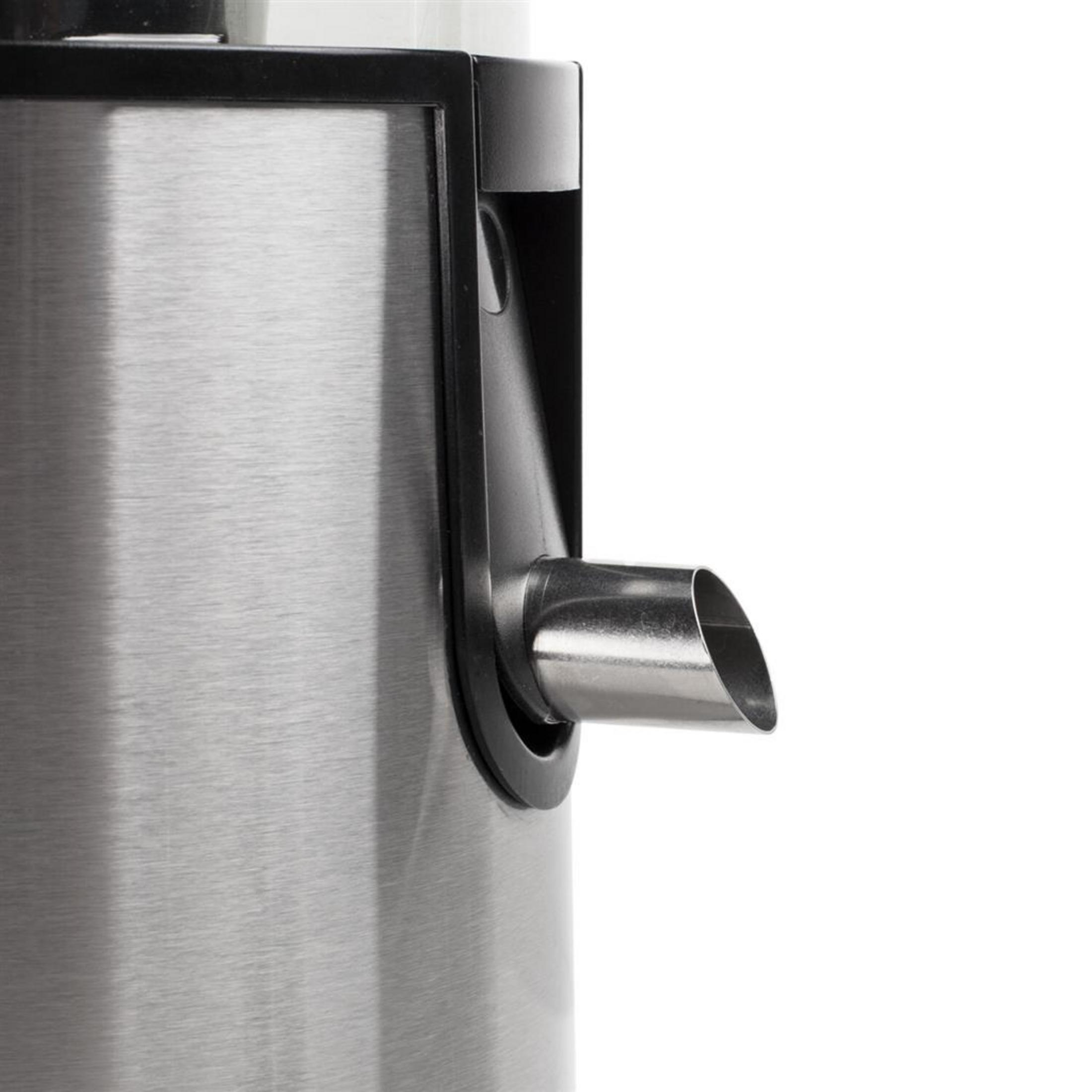 Primo piano di un beccuccio argentato su un elettrodomestico in acciaio inox.
