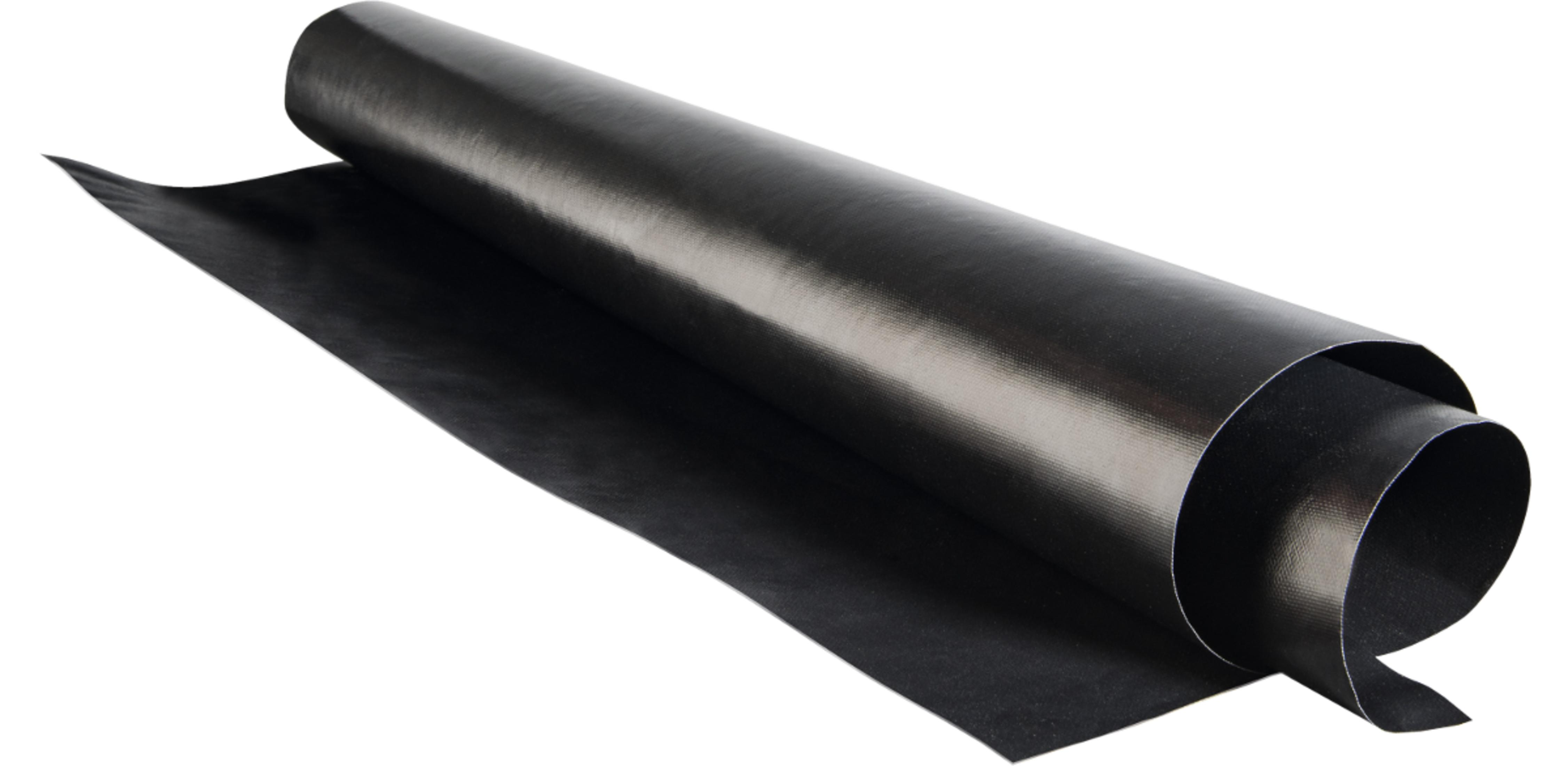 Schwarzes, aufgerolltes Gewebe mit sichtbarer Textur und Glanz.
