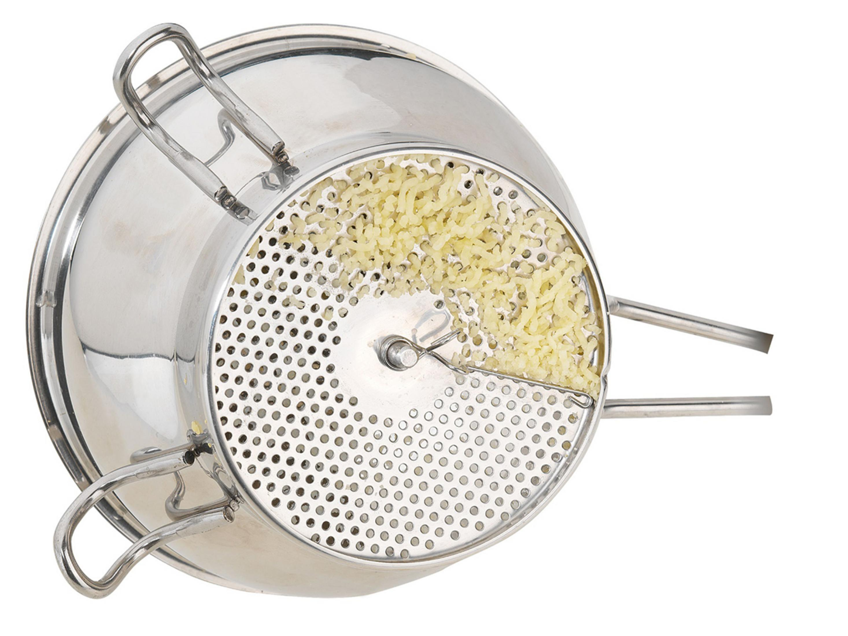Edelstahl-Kartoffelstampfer mit Griffen und gelben Kartoffelresten.