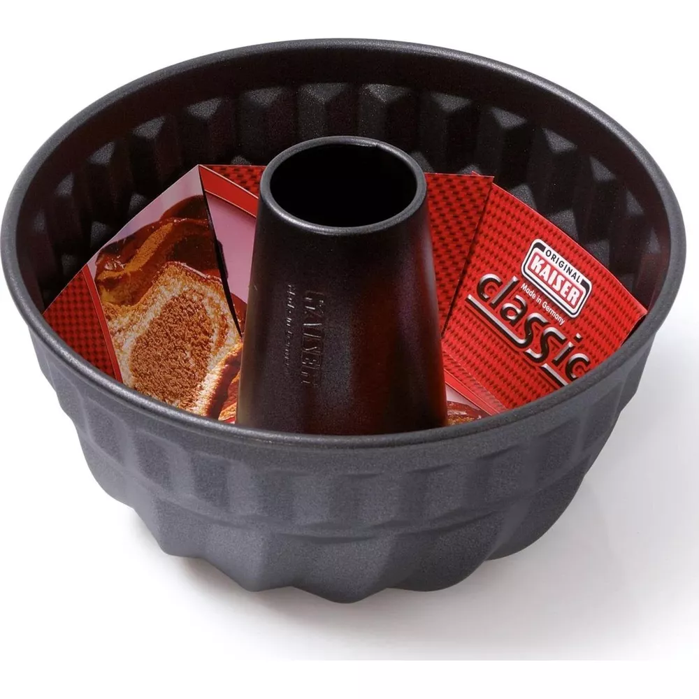Grauer Gugelhupf-Backform mit roten Kaiser Classic Packungen.