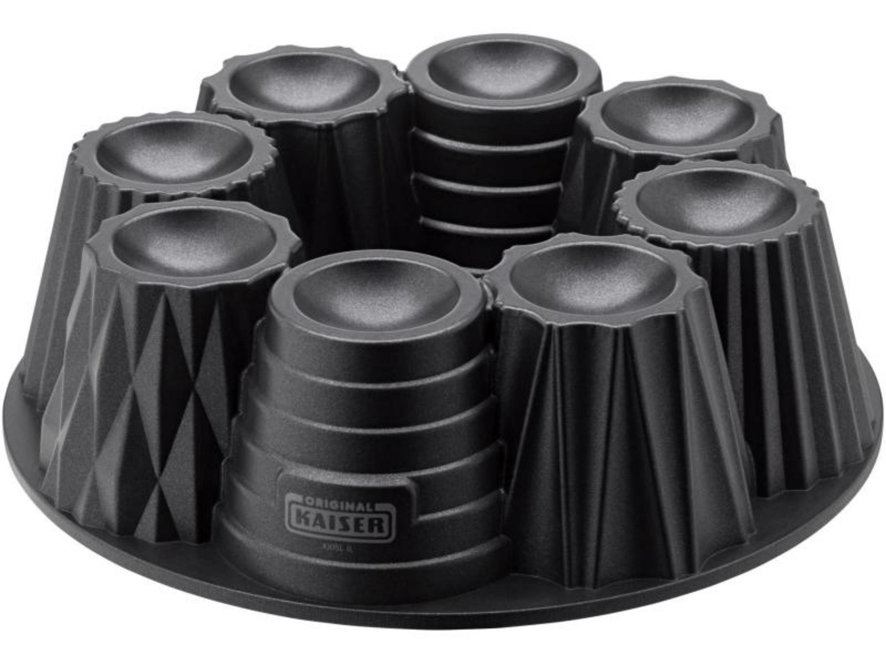 Eine schwarze Gugelhupfform mit sieben vertikalen Fächern und unterschiedlichen Mustern.
