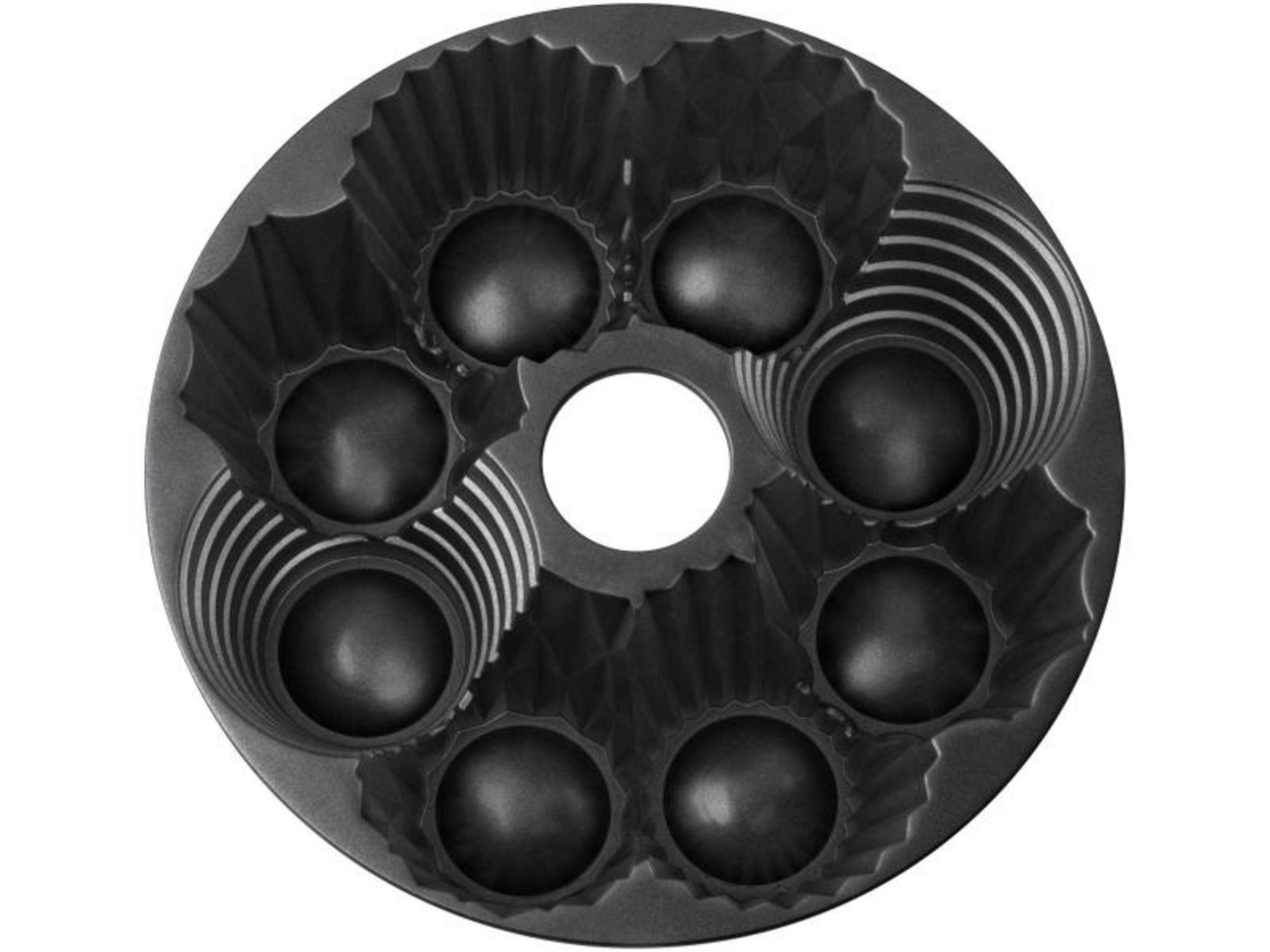 Eine runde, dunkle Backform für 7 Muffins mit verschiedenen Mustern.