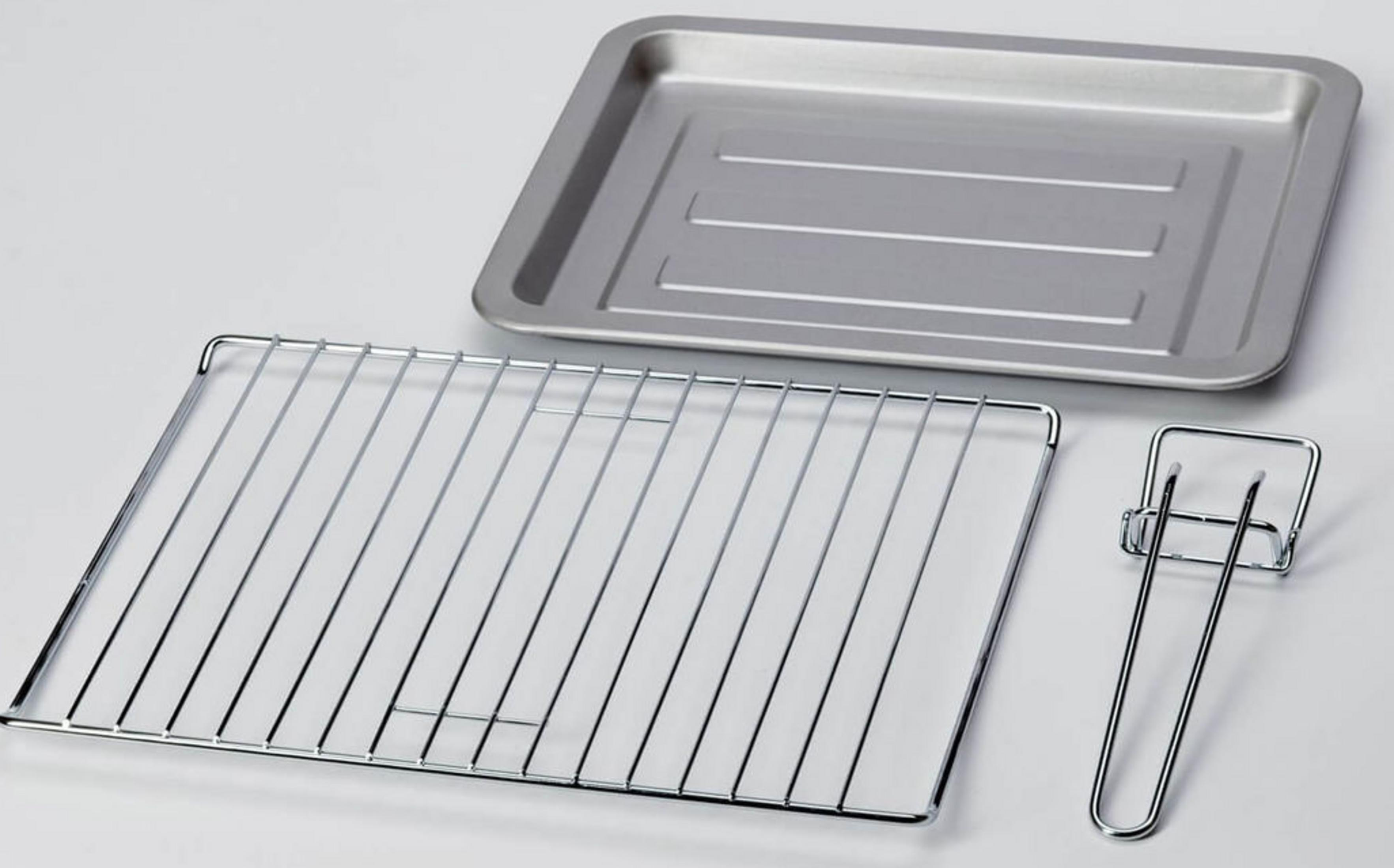 Chromowany ruszt, prostokątna forma do pieczenia i podnośnik do rusztu na szarym tle.
