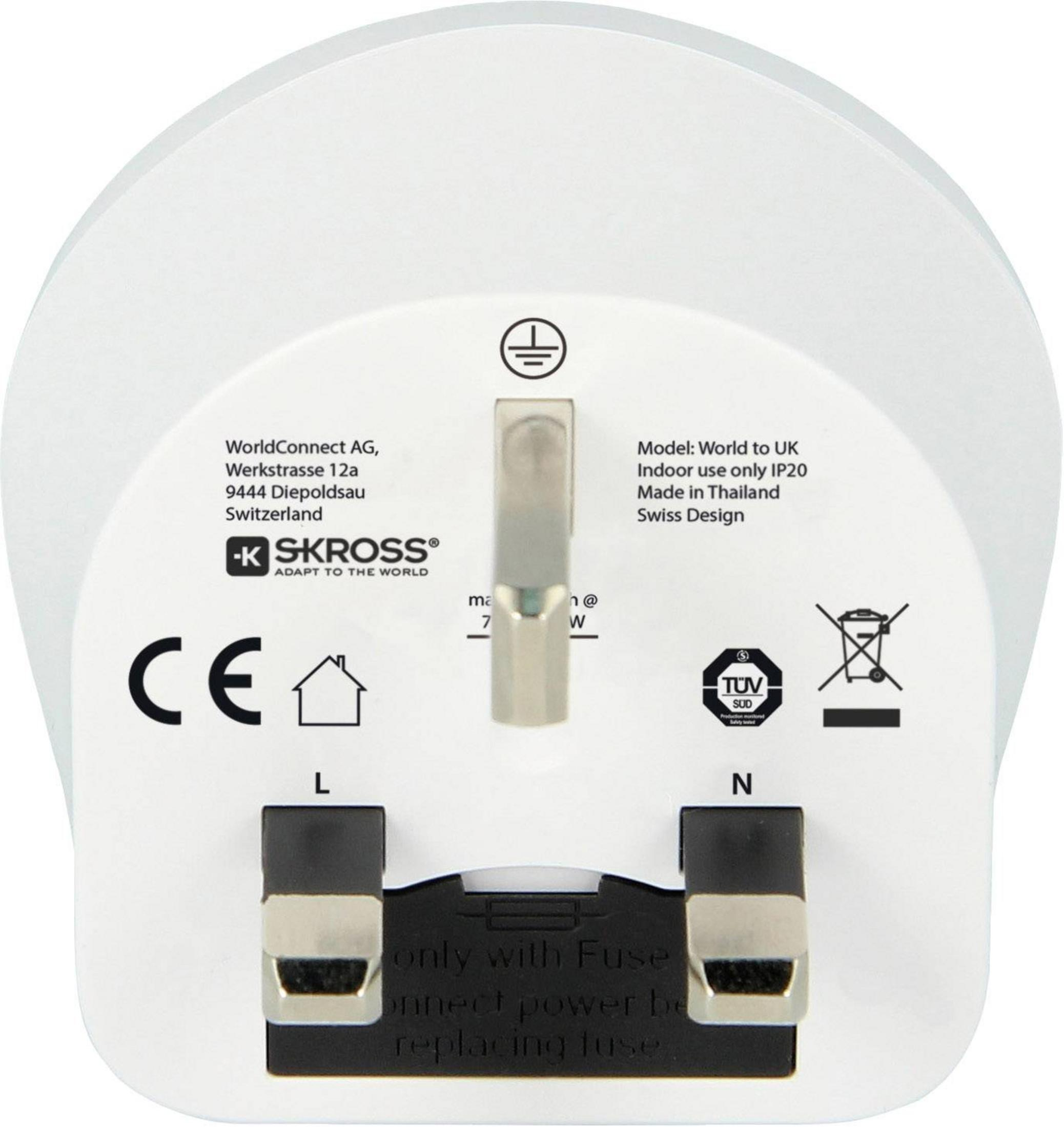 Un adaptador de viaje blanco con clavijas UK y varias marcas.