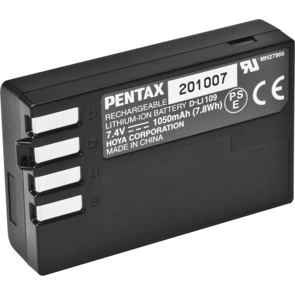 Ein schwarzer Pentax D-LI109 Akku mit Details und CE-Zeichen.