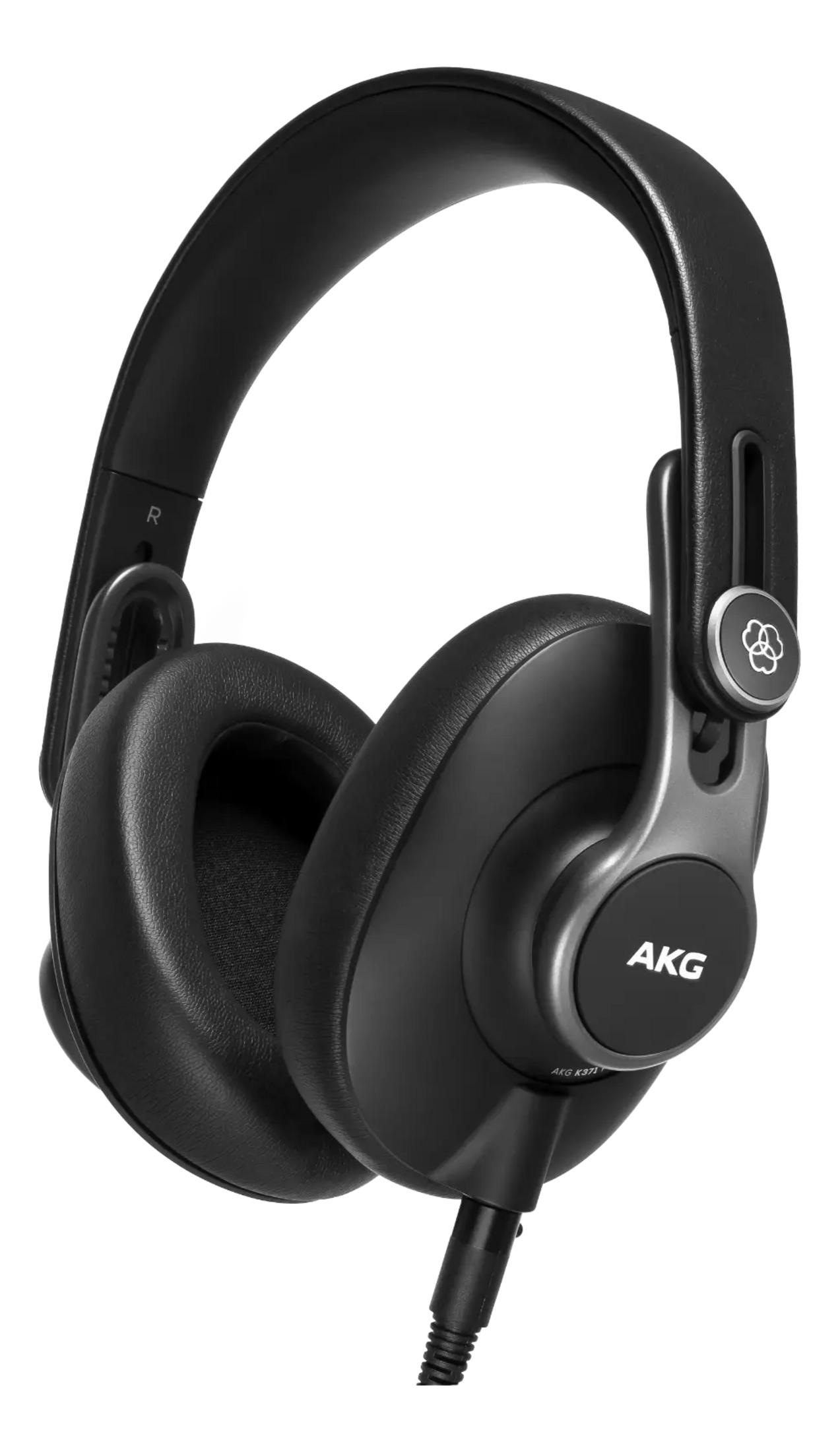Schwarze AKG K371 Kopfhörer mit Kabel, auf weißem Hintergrund.