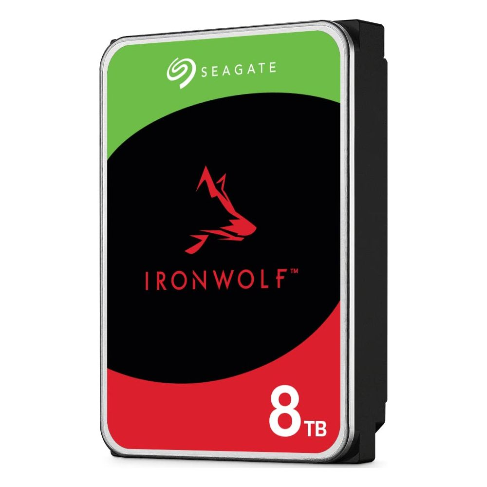 Seagate IronWolf 8TB Festplatte mit rotem Wolfskopf und grüner Oberseite.