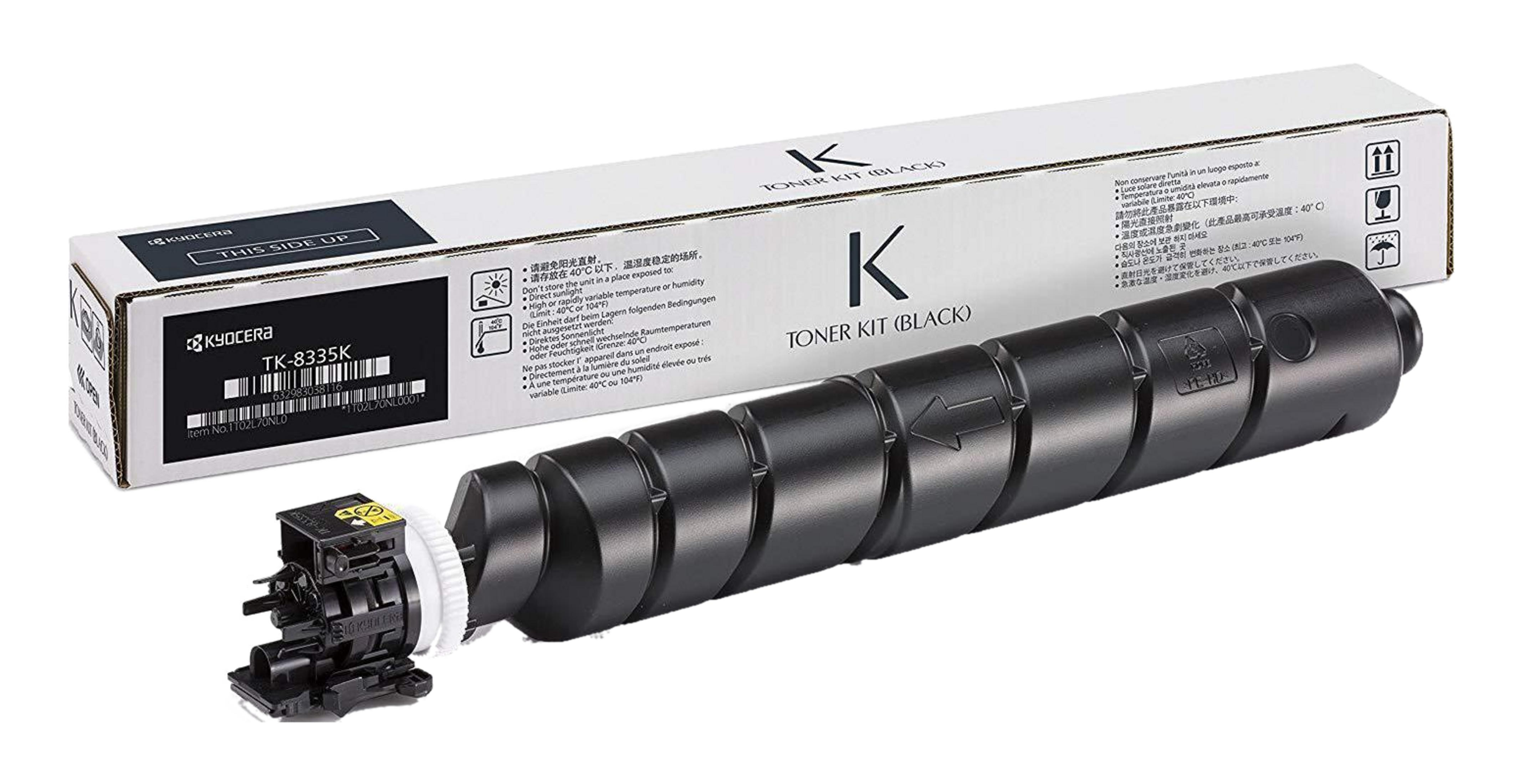 Kit toner Kyocera TK-8335K (nero) e una testina toner su sfondo bianco.