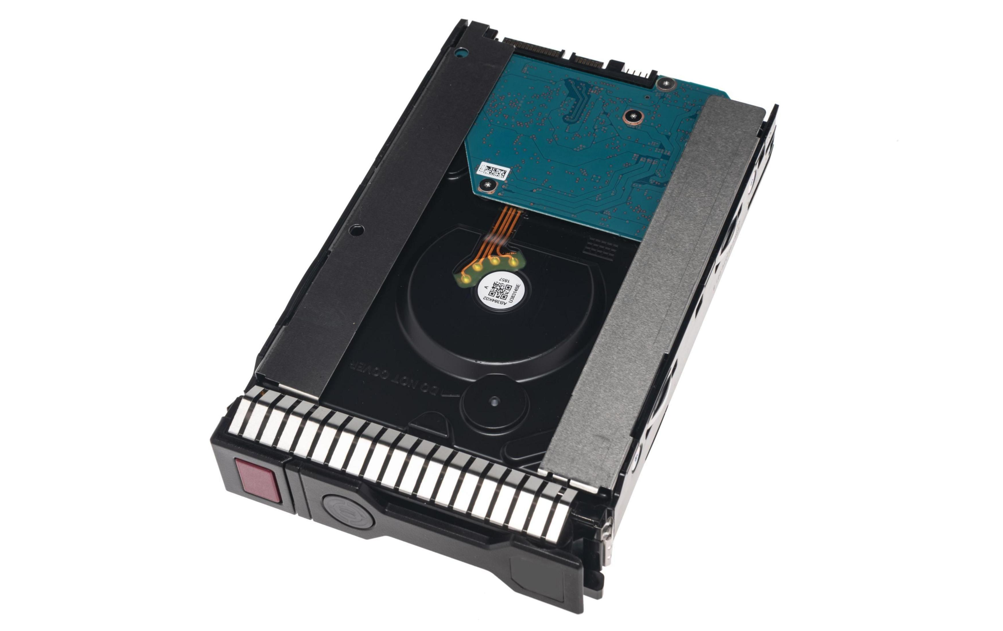 Dysk twardy z płytką drukowaną, kablami i metalową ramą na białym tle.