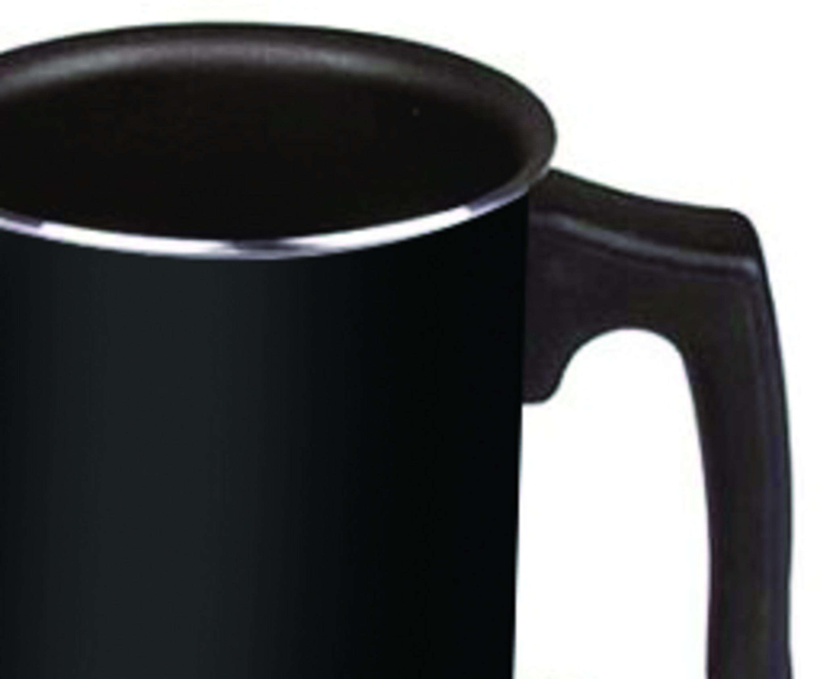 Czarny garnek z czarną rączką i srebrnym brzegiem.