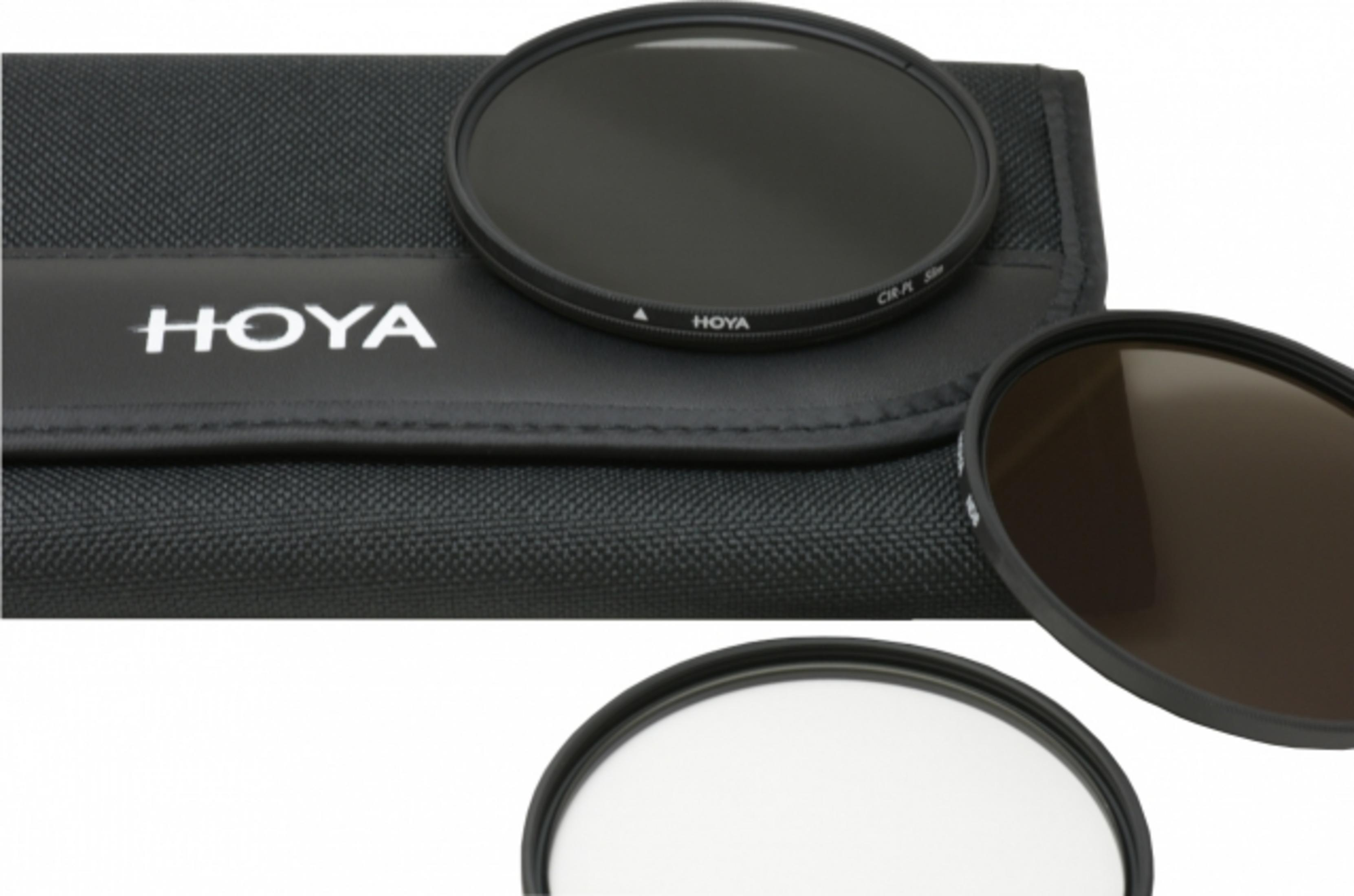 Zwarte Hoya-etui met drie camerafilters, één donker en twee helder.