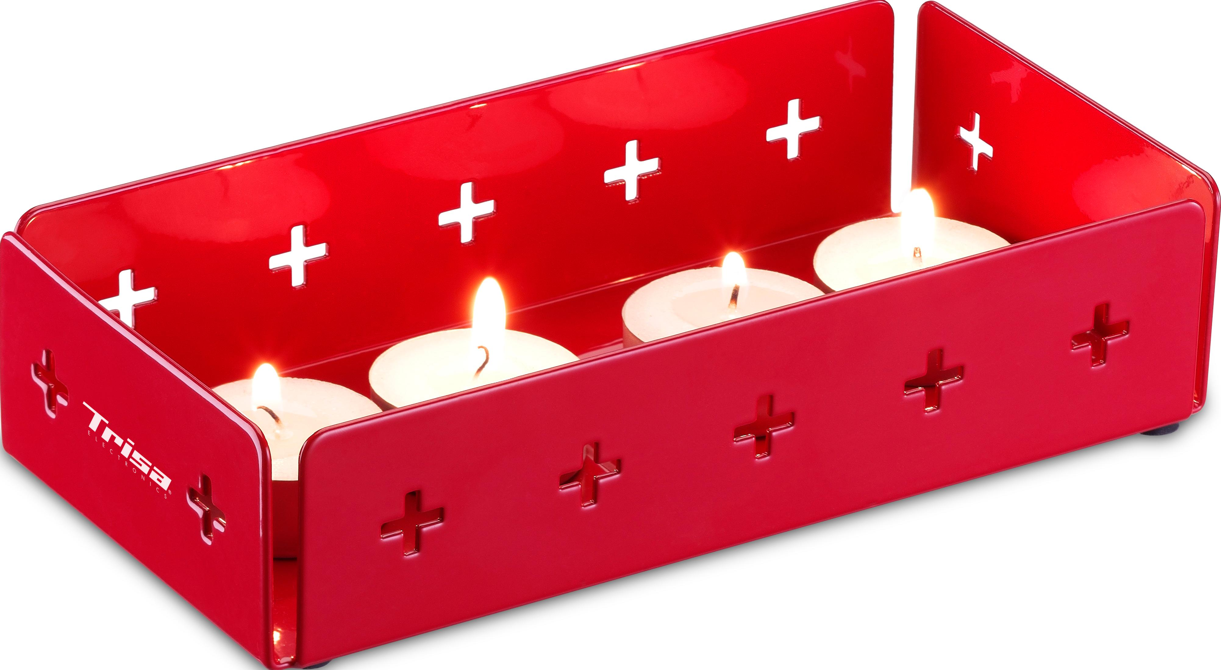 Roter Kerzenständer mit vier brennenden Teelichtern und Kreuz-Ausstanzungen.