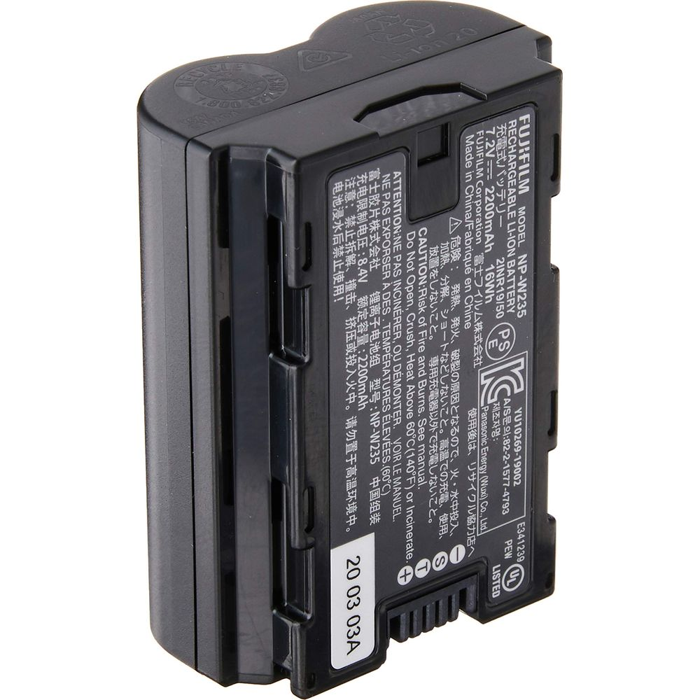 Batteria ricaricabile FUJIFILM NP-W235 nera con testo. Primo piano.