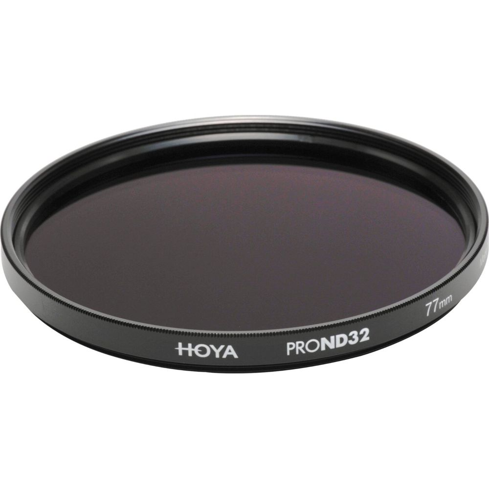 Ein Hoya PROND32 77mm Graufilter liegt auf weißem Hintergrund.