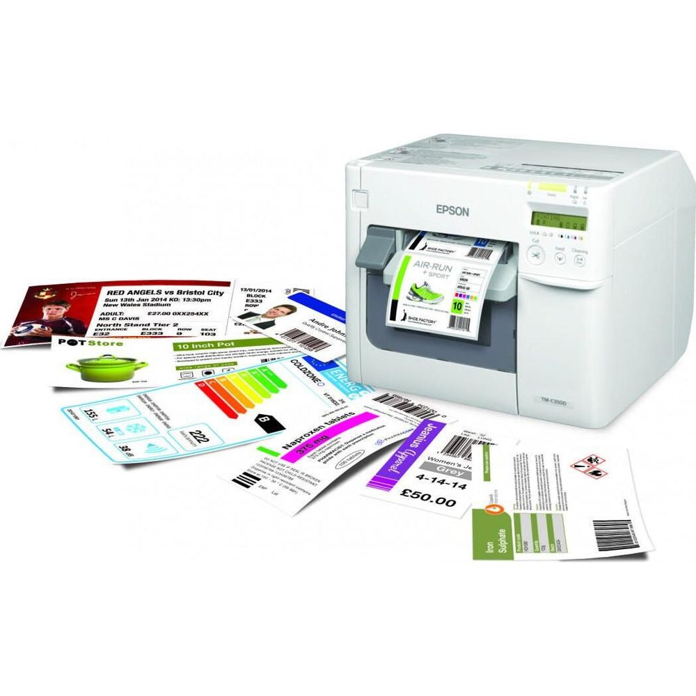 Drukarka Epson drukuje etykiety, otoczona różnymi wydrukowanymi etykietami.