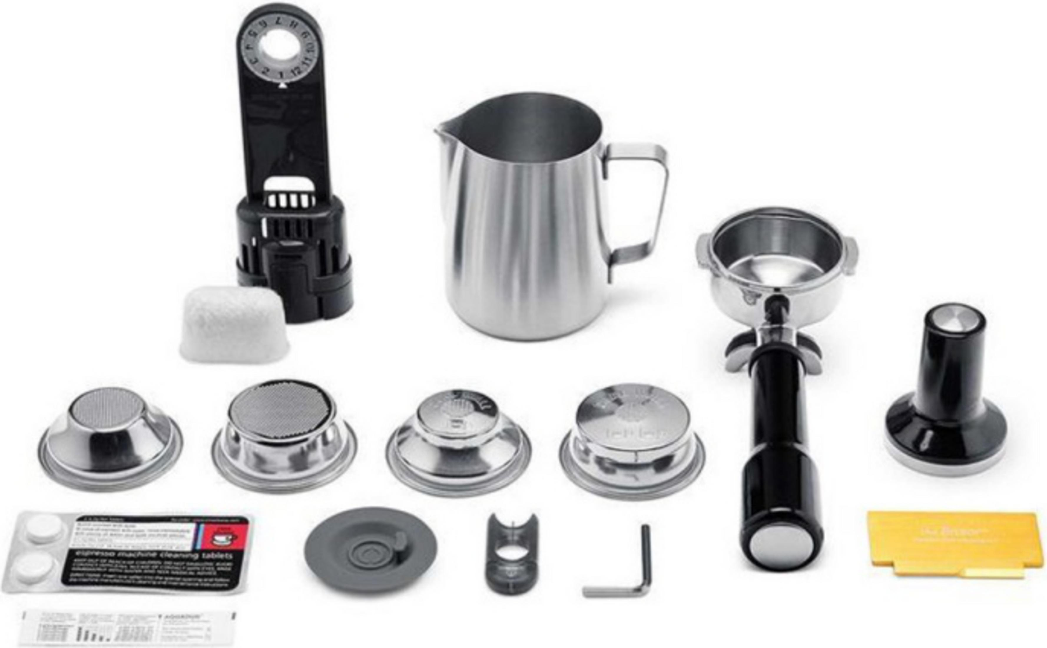 Accessoires pour machine à expresso : tamper, pichet, paniers, filtres, tablettes de nettoyage, outil.