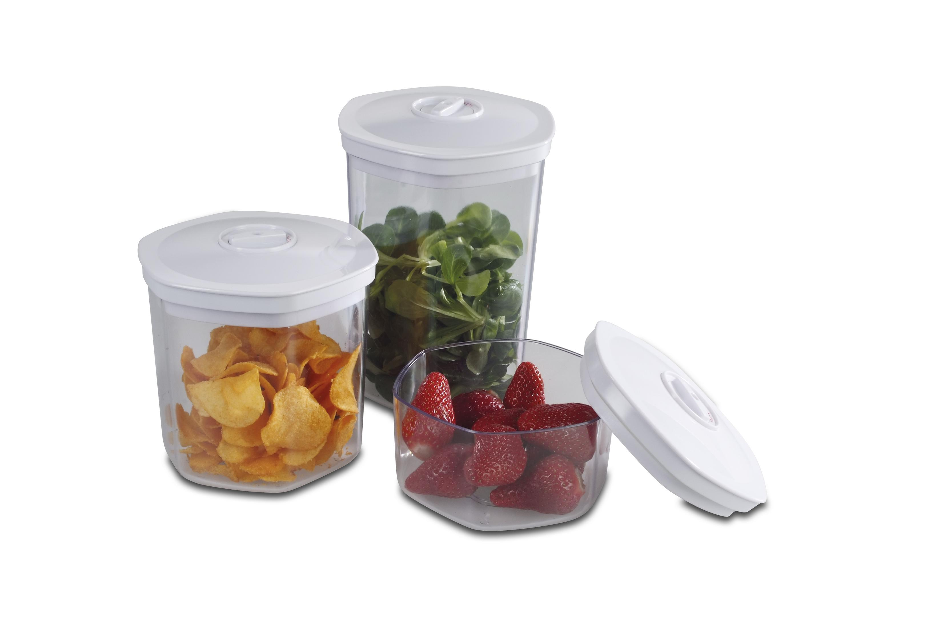 Drei durchsichtige Vorratsdosen mit weißen Deckeln, gefüllt mit Kartoffelchips, Salat und Erdbeeren.