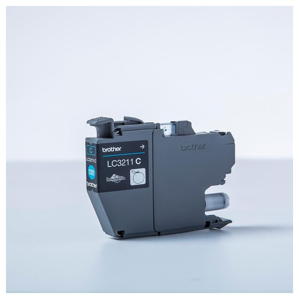 Szara kasetka z tuszem Brother LC3211C z niebieską etykietą na białym tle.
